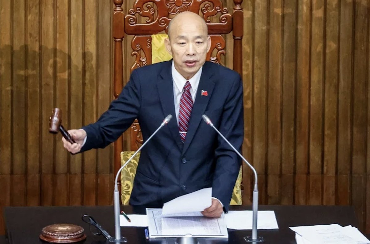 國民黨＋民眾黨說要推民生法案
到底哪裡有民生法案？？ 他們的民生不是你的民生！

財政劃分法 一次要台灣政府 舉在 17% 違憲
把退休制度修惡 要弄出7000億漏洞
現在還最新要加上追朔之前退休金 一共要弄出1兆多 只為了他們50幾萬選票

聯合報：闖關成功！停砍退休公務員年金先三讀 回溯自113年起適用