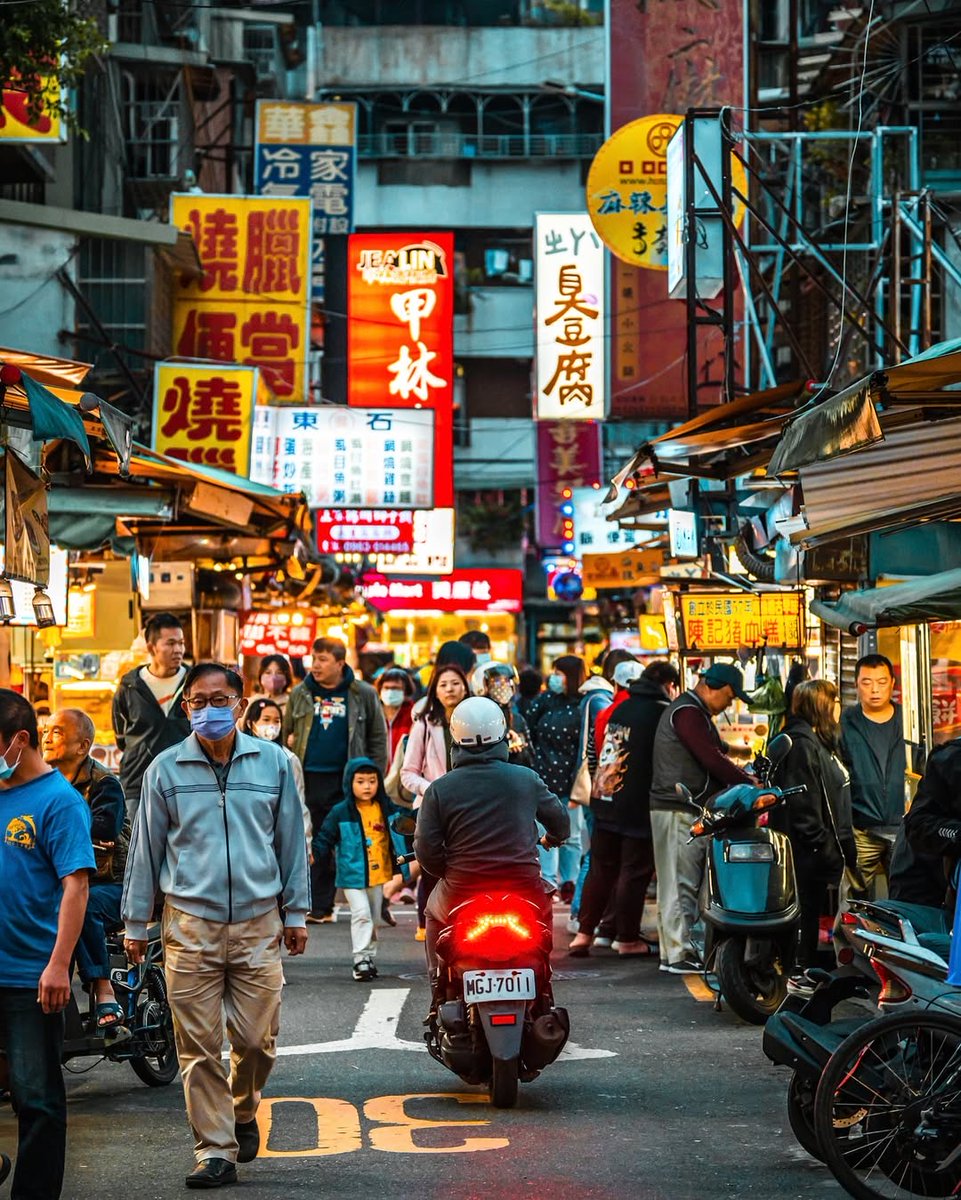 borsacibirgenc's tweet photo. Yıl 1985, yer: Taipei, Tayvan.
Ucuz plastik ürünlerin, oyuncakların, taklit tekstil ürünlerinin ve basit montaj sanayisinin merkezi.
Bugün bildiğimiz teknoloji üssü Tayvan’dan eser yok.
Sokaklarda motosiklet gürültüleri yankılanırken, hükümet binalarında ülkenin kaderini değiştirecek toplantılar yapılıyor.

Masanın bir ucunda Tayvan ekonomisinin mimarı olarak bilinen Bakan Li Kwoh Ting, diğer ucunda saçlarına aklar düşmüş, piposuyla bütünleşmiş Morris Chang…

Morris Chang aslında o dönemde kariyerinin sonuna geldiğini düşünen yorgun bir adamdı.
ABD’de Texas Instruments gibi dev bir şirkette 25 yılını harcamış, şirketin zirvesine, CEO koltuğuna oturmasına kesin gözüyle bakılırken şirket politikaları nedeniyle kenara itilmişti.
Her şey burada başladı.

Tayvan hükûmeti ona, kimsenin pek önemsemediği Endüstriyel Araştırma Enstitüsü bünyesinde kurulan yarı iletken sanayisini ayağa kaldırmak için oluşturulan programın liderliğini teklif ettiğinde, çoğu kişi bunu bir emeklilik görevi olarak gördü ve önemsiz buldu.

Chang’ın kafasında, Texas’ın tozlu laboratuvarlarında yıllardır olgunlaştırdığı, o güne kadar kimsenin cesaret edemediği, hatta duyanların kahkaha attığı bir fikir vardı.

O yıllarda yarı iletken endüstrisi Intel, Motorola, Toshiba gibi devlerin tekelindeydi.
Bu şirketler çipi tasarlıyor, milyar dolarlık fabrikalar kuruyor, üretip paketleyip satıyordu.
Çip tasarlayan birinin fabrikasının olmaması, fırını olmayan birinin ekmek satmaya çalışması gibiydi.

Morris Chang, Bakan Li’ye sadece üretim yapan bir şirket kurmayı teklif etti.
Sadece başkalarının tasarladığı çipleri mükemmel bir şekilde üreten bir fabrika…

Tayvan hükûmeti bu fikrin ne kadar riskli olduğunun farkındaydı; ancak kaybedecekleri bir şey yoktu.
Kazanacakları ise koca bir gelecek…

Bakan Li, Chang’e tam yetki verdi.
Ancak çok para lazımdı.
Tayvan hükûmeti sermayenin yarısını karşılamayı teklif etti; fakat teknolojiyi ve uluslararası meşruiyeti sağlamak için Batılı bir ortağa ihtiyaç vardı.

Chang, Amerika ve Japonya’daki devlerin kapısını tek tek çaldı.
Intel reddetti, Motorola ilgilenmedi, Japonlar güldü.
Sonunda Avrupa’dan Hollandalı elektronik devi Philips risk almayı kabul etti.
Philips, TSMC’nin %27,5 hissesi karşılığında nakit para ve teknolojisini masaya koydu.

1987 yılında TSMC resmen kuruldu.
Şirketin ilk yılları bugünkü ihtişamından çok uzaktı.
Intel harikalar yaratırken, TSMC çok basit üretimler yapıyordu.
İlk müşteriler, adı sanı duyulmamış küçük girişimlerdi.

O dönemde sipariş olmadığında küçük girişimlerin siparişlerini alırlar; ancak kendi işleri yoğunlaştığında bu küçük müşterileri anında kapı dışarı ederlerdi.

Chang, müşterilerine:
“Ben sizin rakibiniz değilim. Asla kendi çipimi tasarlayıp size rakip olmayacağım. Benim tek işim, sizin tasarımlarınızı hayata geçirmek.”
diyerek güven verdi.

1980’lerin sonunda TSMC için ilk kırılma anı yaşandı.
Intel’in CEO’su Tayvan’ı ziyaret ediyordu.
Chang, eski dostu ve rakibi olan Grove’u TSMC fabrikasını gezmeye ikna etti.

Intel o dönemde üretimde kalite sorunları yaşıyordu.
Chang, Intel’in bazı eski nesil çiplerini de üretmeye talip oldu.
Grove şüpheciydi ama denemeyi kabul etti.

Intel mühendisleri adeta TSMC fabrikasına baskın düzenledi.
Fabrikayı didik didik edip yüzlerce sorun buldular.
İlk bakışta bu bir felaket gibi görünüyordu; ancak Chang bunu bedava danışmanlık hizmeti olarak gördü.

Gece gündüz çalışarak listedeki sorunları haftalar içinde çözdüler.
Bu hız ve disiplin, o zamanlar dünyanın en büyük çip üreticilerinden biri olan Intel’in tedarikçisi olmasının önünü açtı.

1990’lı yıllarda bilgisayar devrimi patlamak üzereydi.
Bu devrim, fabrikası olmayan ama harika fikirleri olan NVIDIA, Qualcomm, Broadcom gibi şirketlerin doğuşuna gebeydi.
Bu şirketlerin fabrika kuracak milyar dolarları yoktu; ama harika fikirleri vardı.

Bu fikirleri gerçeğe dönüştürecek tek yer ise Chang’ın TSMC’siydi.
Eğer TSMC olmasaydı, bugün NVIDIA ve Qualcomm muhtemelen var olmazdı.

Artık fikri olan ama milyar dolarları olmayan herkes çip üretebilirdi.
Chang bunu başardı.

1990’ların ortasında Tayvan Boğazı ısınıyordu.
Çin, Tayvan’ın yükselişini durdurmak için boğazda füze denemeleri yaptı.
Yatırımcılar tedirgindi.

Bu noktada TSMC’nin varlığı resmen bir kalkan görevi gördü.
Dünya, Tayvan’daki fabrikaların durmasının elektronik endüstrisini felç edeceğini anladı.
Chang, farkında olmadan Tayvan için bir kalkan inşa etmişti.

Yıl 2009.
Dünya kan ağlıyor, 2008 krizi teknoloji devlerini vurmuş.
TSMC hisseleri çakılıyor, fabrikanın üretim bantları yavaşlıyor.

Finans direktörleri kriz nedeniyle kemer sıkma politikaları öneriyor; harcamaları kısarak fırtınanın dinmesini beklemeyi tavsiye ediyorlardı.
Chang ise rakipleri frene basarken gaza basmayı tercih etti.
Fabrikanın Ar-Ge ve yatırımlarını rekor seviyeye çıkardı.

Herkes Chang’e, “Talep yokken kime satacaksın?” diye soruyordu.
Chang ise, “Fırtına dindiğinde hazır olan tek kişi biz olacağız.” dedi.
Chang haklı çıktı.

2010’lu yılların başında akıllı telefon devrimi patladığında, bu çipleri üretebilecek kapasiteye sahip tek firma TSMC’ydi.
Ancak TSMC’yi çok büyük bir savaş daha bekliyordu.

Tarihler 2010–2011.
Steve Jobs hâlâ hayattaydı.
Apple dünyayı ele geçiriyordu.

Ancak o dönemde Apple, mahkemelerde sürekli taklit suçlamasıyla karşı karşıya olduğu Samsung’a, iPhone’ların kalbi olan çipleri ürettiriyordu.
Bu, Apple için stratejik bir kabustu.
Apple, Samsung’a olan bu bağımlılıktan kurtulmak zorundaydı.

Dünyada Apple’ın devasa hacmini ve kalite standartlarını karşılayabilecek sadece iki firma vardı: Intel ve TSMC.
İddialara göre Apple, o dönemde ilk olarak Intel’in kapısını çaldı.
Apple’ın teklifini yeterince cazip bulmayan Intel yönetimi, iPhone işlemcilerini üretmeyi reddetti.

Geriye tek bir seçenek kalıyordu: TSMC.

Apple kararını verdi; ancak riski dağıtmak için bazı işlemcileri Samsung’a, bazılarını TSMC’ye ürettiriyordu.
Bir süre sonra kullanıcılar aynı modelde performans farkı olduğunu dile getirince, Apple Samsung ile yollarını tamamen ayırdı.

Bu, TSMC için milyarlarca dolar demekti.
Kazandığı parayı Ar-Ge’ye harcadı.

Chang, 2018 yılında, 88 yaşında, dünyanın en stratejik varlıklarından birini miras bırakarak emekli oldu.

⸻

2020
Wuhan’dan yayılan virüs sokakları boşalttı, fabrikaları yavaşlattı, uçakları hangara çekti.
Ford, GM, Volkswagen gibi şirketler, TSMC ve diğer dökümhanelere verdikleri çip siparişlerini iptal ettiler.

Bu, modern endüstri tarihinin en pahalı hatalarından biri oldu.
Çünkü hayat durmamıştı.

Ofisler evlere, sinemalar Netflix’e, okullar tabletlere taşındı.
İnsanlar evlerine hapsolunca tarihin en büyük elektronik tüketim çılgınlığı başladı.
Laptop, oyun konsolu ve kulaklık satışları patladı.

TSMC’nin telefonları susmuyordu.
Apple, AMD, Qualcomm, NVIDIA gibi şirketler TSMC’nin kapısına dayanmış, “Daha fazla kapasite, hemen şimdi!” diye bağırıyordu.

TSMC tam kapasite çalışmaya başladı.
2020’lerin sonunda otomotiv devleri, “Yanılmışız, siparişleri geri getirin.” dediğinde, TSMC’nin cevabı netti:
“Sıranızı kaybettiniz, 52 hafta beklemeniz gerekiyor.”

Küresel otomotiv endüstrisi, çip krizi yüzünden 2021 yılında 210 milyar dolar gelir kaybetti.
Dünya o an acı bir gerçeği fark etti:
TSMC öksürürse, dünya zatürre oluyordu.

⸻

Yıl 2020, 15 Mayıs – Yer: Washington
Dönemin ABD Başkanı Trump, Çinli teknoloji devi Huawei’ye karşı yürütülen savaşı bir üst seviyeye taşıdı.

Huawei, o dönemde Apple’ı geçip dünyanın en büyük akıllı telefon üreticisi olma yolundaydı.
Ve en önemlisi, TSMC’nin Apple’dan sonraki en büyük ikinci müşterisiydi.
Huawei’nin gelirlerdeki payı yaklaşık %14’tü.

ABD Ticaret Bakanlığı kuralları değiştirdi.
Kural çok net ve acımasızdı:
Üretiminde ABD teknolojisi veya yazılımı kullanan hiçbir şirket, Huawei’ye çip satamazdı.

TSMC Tayvanlı bir şirketti; ancak fabrikalarındaki makineler ve yazılımlar Amerikan menşeliydi.
TSMC ya en büyük müşterisini kaybedecek ya da Amerikan teknolojisine erişimini kaybederek üretim yapamaz hâle gelecekti.

TSMC, Huawei’ye çip akışını kesti.
Bu hamle, Huawei’nin akıllı telefon pazarındaki liderliğini bitirdi.

⸻

2021
TSMC’nin bu sadakati memnuniyetle karşılansa da korku bitmemişti.
Beyaz Saray’daki raporlarda tek bir cümle yankılanıyordu:
“Tek sepette çok fazla yumurta var.”

Dünyanın en gelişmiş çiplerinin %90’ından fazlası, Çin’in “Burası benim toprağım, gerekirse alırım.” dediği Tayvan’da üretiliyordu.
Bir işgal, bir deprem ya da bir abluka…
Küresel ekonomi çöker, Amerikan ordusu kör kalırdı.

Bu yüzden ABD, TSMC’ye fabrikalarını ABD’ye taşıması için baskı yaptı.
Geçmişte Chang, bunun kötü bir fikir olduğunu defalarca söylemişti.
Amerika’da maliyetler yüksekti.
Ve en önemlisi, Amerikalı mühendisler gece yarısı fabrikada bir sorun çıktığında, pijamalarıyla fabrikaya koşan Tayvanlı meslektaşları gibi çalışmıyordu.

Bir tarafta askerî disiplin, diğer tarafta rahatlık…
Ancak buna rağmen TSMC, ABD’de bir fabrika kurdu.

⸻

Yıl 2023 – Yer: Kaliforniya
Kripto paralar çökmüş, metaverse heyecanı sönmüş, teknoloji dünyası yeni bir hikâye arıyordu.
ChatGPT piyasaya sürüldü.

Google, Microsoft, Amazon, Meta yarışa girdi; ancak bu savaşın bir kazananı vardı:
Deri ceketiyle tanıdığımız NVIDIA CEO’su Jensen Huang.

Herkes Jensen Huang’ı konuşurken, o her röportajında şunu ekliyordu:
“Biz harika mimarlarız ama binamızı inşa eden tek bir usta var: TSMC.”

Dünya NVIDIA çipi istiyordu, NVIDIA ise TSMC kapasitesi…
2023 yılında TSMC, özel üretim bantlarını iki katına çıkarmak için acil durum ilan etti.
Yapay zekânın hızını belirleyen şey kodlar değil, Tayvan’daki fabrikanın kapasitesiydi.

⸻

Yıl 2025

1985’te imkânsız denilen, hükûmetin kurdurduğu o küçük şirket bugün dünyanın en değerli şirketlerinden biri.
Hem kendi ülkesi için bir kalkan görevi görüyor hem de dünyanın kaderine yön veriyor.
Üstelik bunların hepsi, Konya büyüklüğünde bir ada ülkesinde yapılıyor…
Nereden baksanız, müthiş bir olay.

Yazı, Arman Acar Youtube kanalından esinlenerek yazılmıştır.
Böylesine bir konuyu derinlemesine araştırıp harika bir şekilde anlattığı için kendisine teşekkür ederim.
@rmncr