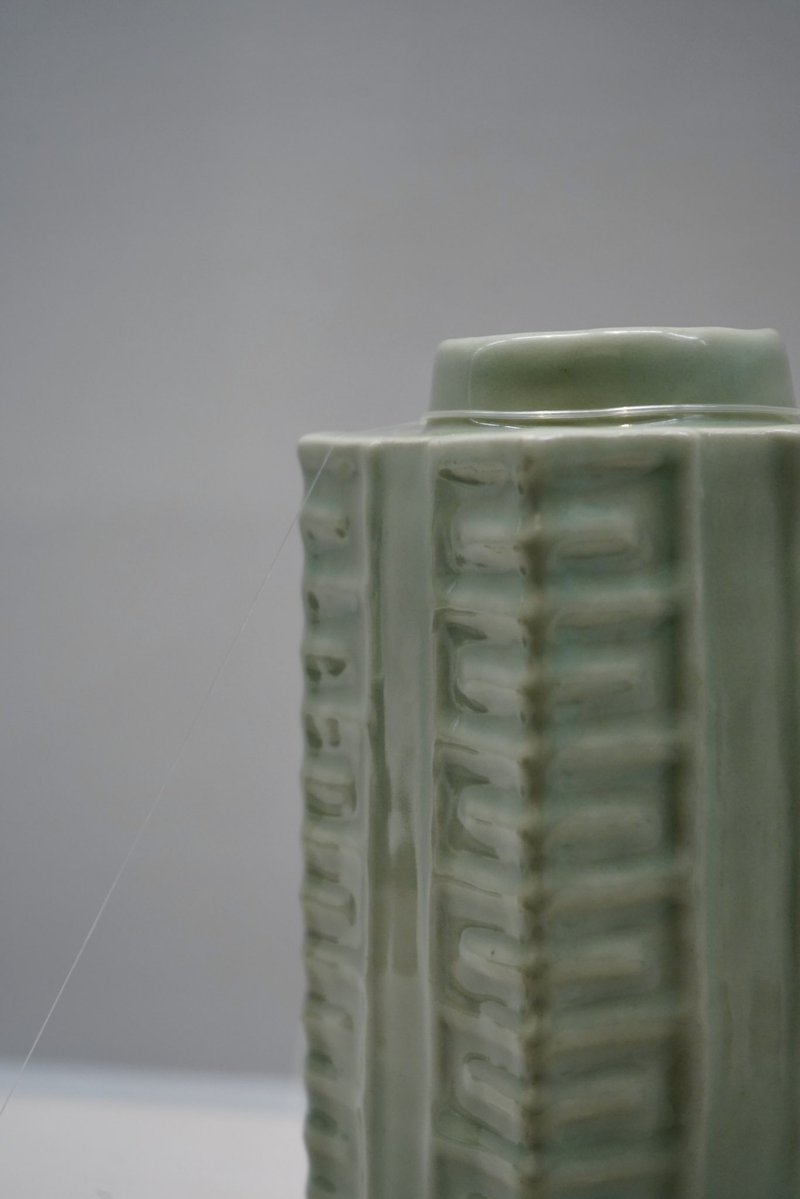 青磁琮形瓶》 中国 龍泉窯 南宋時代 12-13世紀 青磁の青は着色ではなく