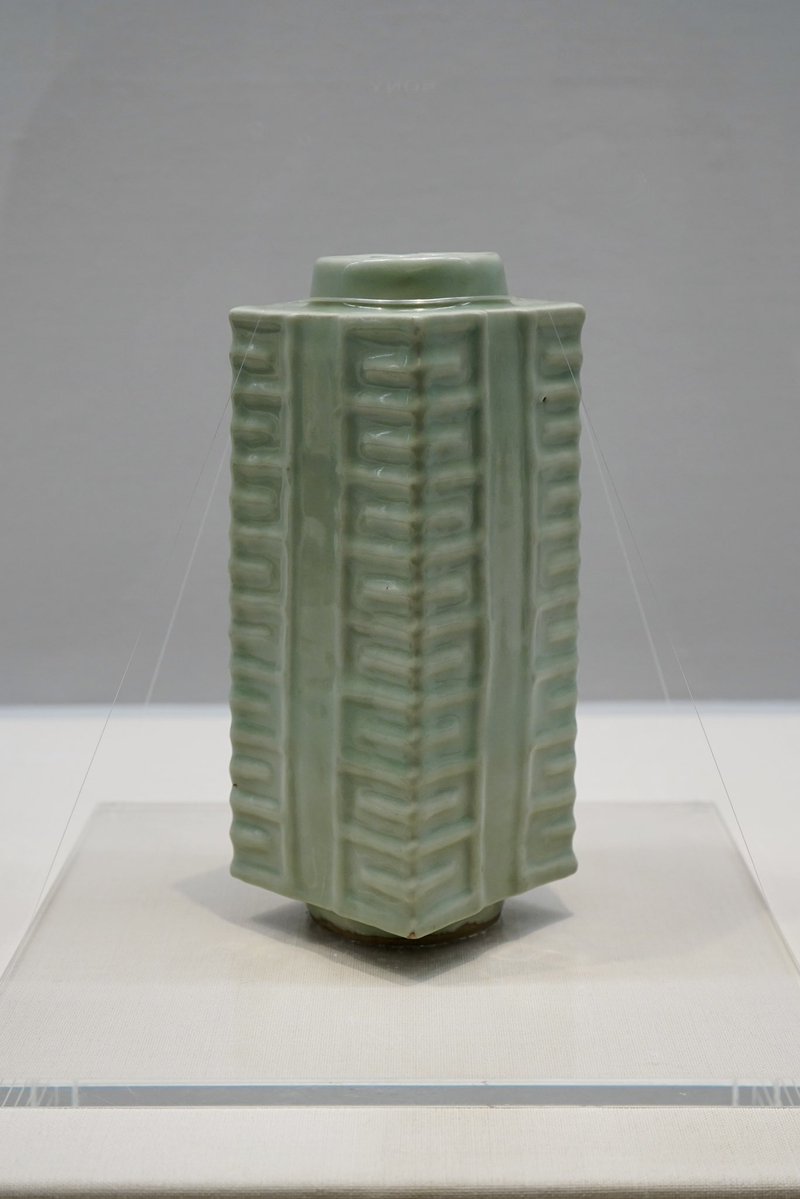 青磁琮形瓶》 中国 龍泉窯 南宋時代 12-13世紀 青磁の青は着色ではなく