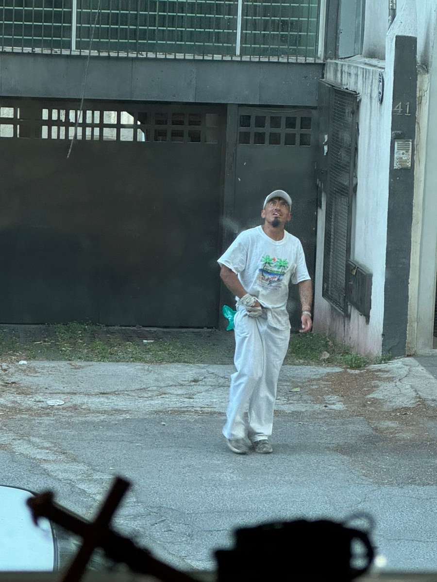 cesardd5's tweet photo. @AlcCuauhtemocMx su apoyo ha una persona indigente en la C Linares 42 de la colonia Roma Sur desde el domingo pasado en actitud sospechosa queriendo abrir los carros y asomándose a los portones de los edificios, evidencia
Al final del video se ve como intenta abrir el carro https://t.co/6zYE9lniLo