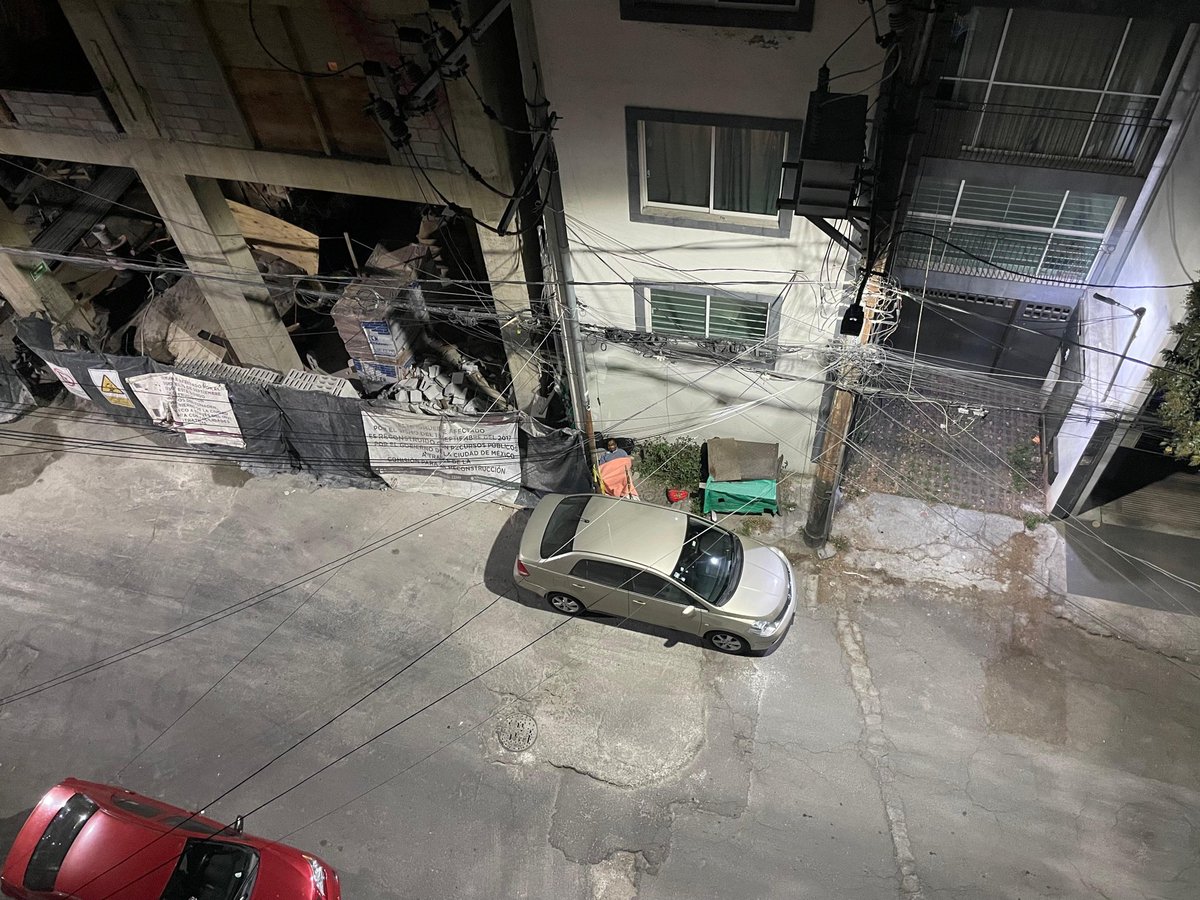 cesardd5's tweet photo. @AlcCuauhtemocMx su apoyo ha una persona indigente en la C Linares 42 de la colonia Roma Sur desde el domingo pasado en actitud sospechosa queriendo abrir los carros y asomándose a los portones de los edificios, evidencia
Al final del video se ve como intenta abrir el carro https://t.co/6zYE9lniLo