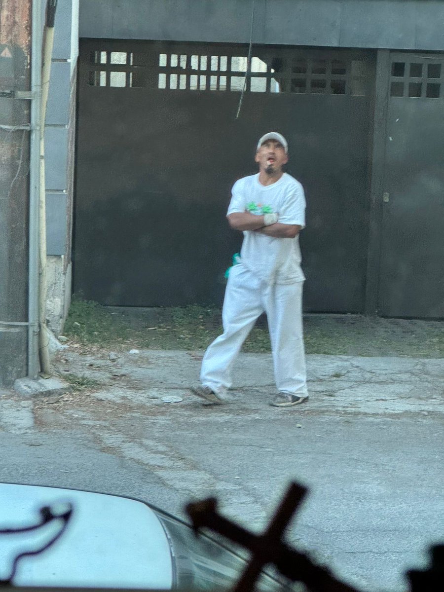 cesardd5's tweet photo. @AlcCuauhtemocMx su apoyo ha una persona indigente en la C Linares 42 de la colonia Roma Sur desde el domingo pasado en actitud sospechosa queriendo abrir los carros y asomándose a los portones de los edificios, evidencia
Al final del video se ve como intenta abrir el carro https://t.co/6zYE9lniLo
