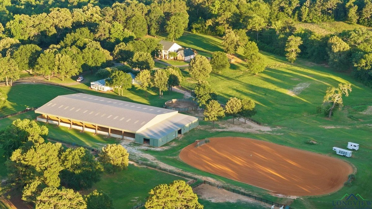 TxHorseProperty's tweet image. LONGVIEW, EAST TEXAS. 45.7 acres. 4/4 home w/open concept layout, office, formal dining, sunroom, pool. 2 barns, 13 stalls, apt. Covered riding arena, outdoor arena, 9 paddocks. Hosted Cattle Barons Ball. $2.6M #txhorseproperties #longviewtx #easttexas tinyurl.com/1852Longview