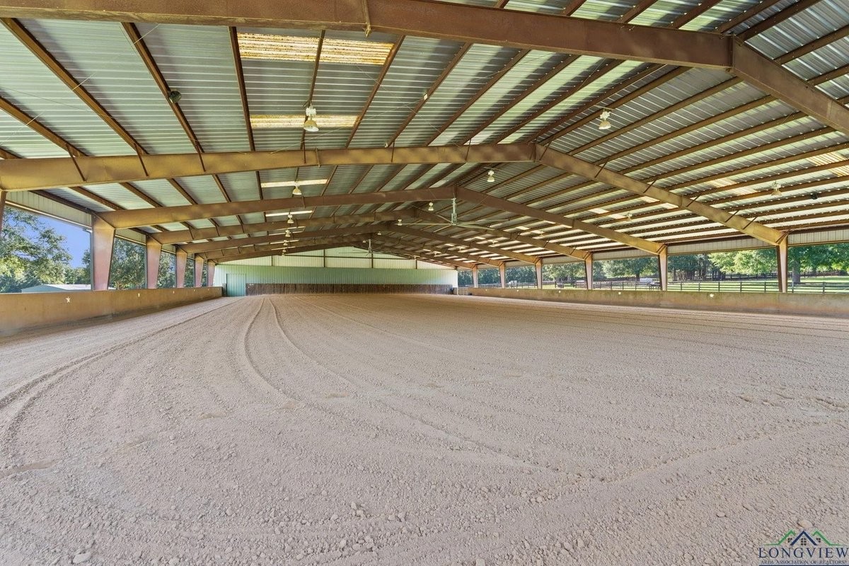 TxHorseProperty's tweet image. LONGVIEW, EAST TEXAS. 45.7 acres. 4/4 home w/open concept layout, office, formal dining, sunroom, pool. 2 barns, 13 stalls, apt. Covered riding arena, outdoor arena, 9 paddocks. Hosted Cattle Barons Ball. $2.6M #txhorseproperties #longviewtx #easttexas tinyurl.com/1852Longview
