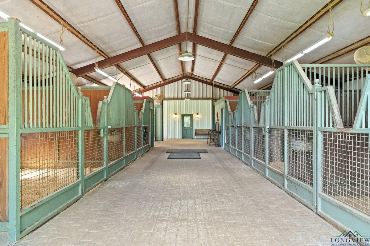 TxHorseProperty's tweet image. LONGVIEW, EAST TEXAS. 45.7 acres. 4/4 home w/open concept layout, office, formal dining, sunroom, pool. 2 barns, 13 stalls, apt. Covered riding arena, outdoor arena, 9 paddocks. Hosted Cattle Barons Ball. $2.6M #txhorseproperties #longviewtx #easttexas tinyurl.com/1852Longview