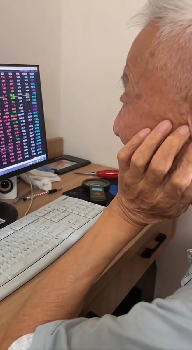 父は今年85歳。 この35年間、一円も無駄にせず、貯めたお金をすべて株式投資に回してきました。今では毎月およそ300万円前後の安定した収入があります、「年金よりずっと安心だわ」と笑っています。  ある日、学校から帰った息子が祖父に、「投資を勉強してみたいんだけど ...