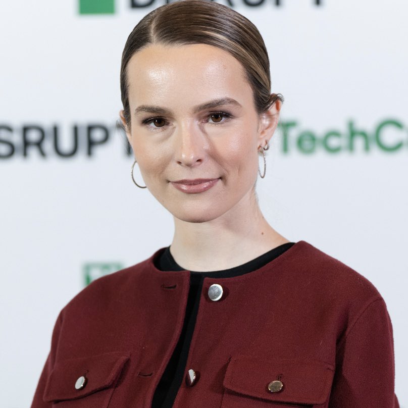 PopCrave's tweet image. Happy 33rd birthday to the intelligent Bridgit Mendler.