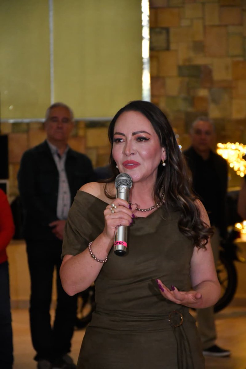 SamanthaSmithMX's tweet photo. Agradezco de corazón a las y los trabajadores del Gobierno Municipal por su esfuerzo, compromiso y vocación de servicio para construir un mejor municipio.

Les deseo una Navidad llena de paz y esperanza y un nuevo año de trabajo conjunto con el mismo compromiso que nos distingue. https://t.co/mtvYaRNdqb
