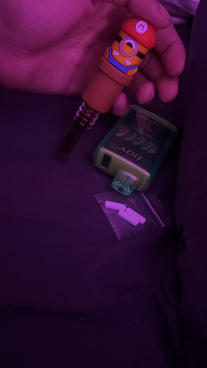 hardbluntss's tweet photo. barred tf out smacking dabs out my lil minion nectar collector😂 #xantwt #drugtwt https://t.co/51T5fOqu2z