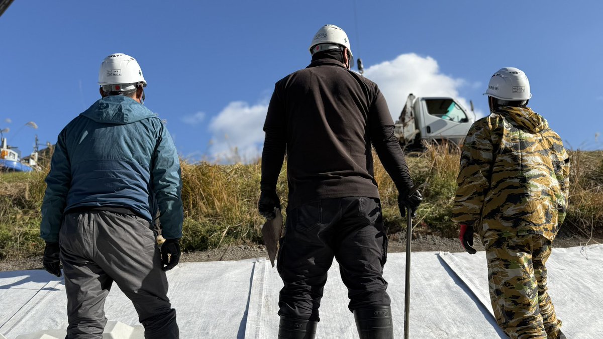 クレーンを待つ職人の背中