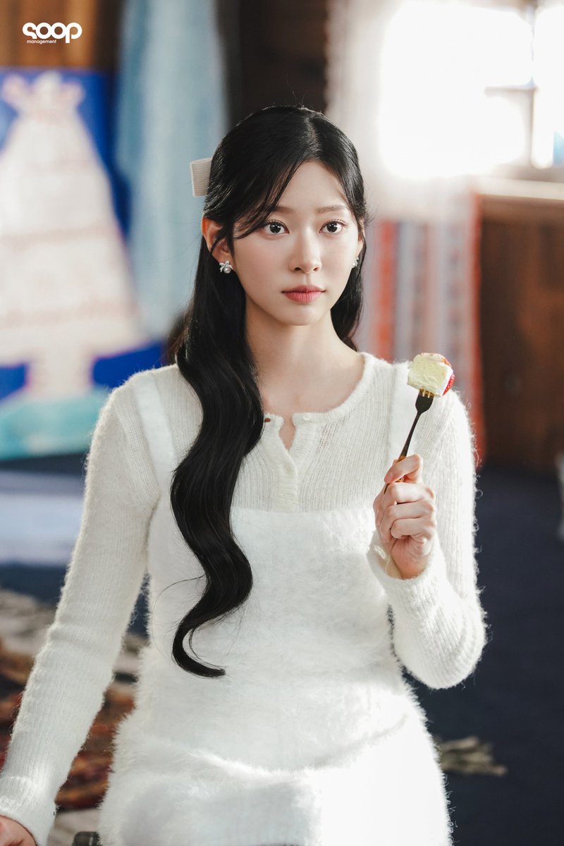 soop_ent's tweet image. 달콤주의보🚨
민주 배우 달콤함에 풍덩~ 빠져버릴 비하인드가 왔슨 ( ‘-‘🫶🏻)

#광고 #김민주 #kimminju #파리바게뜨 #베리밤 #parisbaguette  #매니지먼트숲 #managementsoop