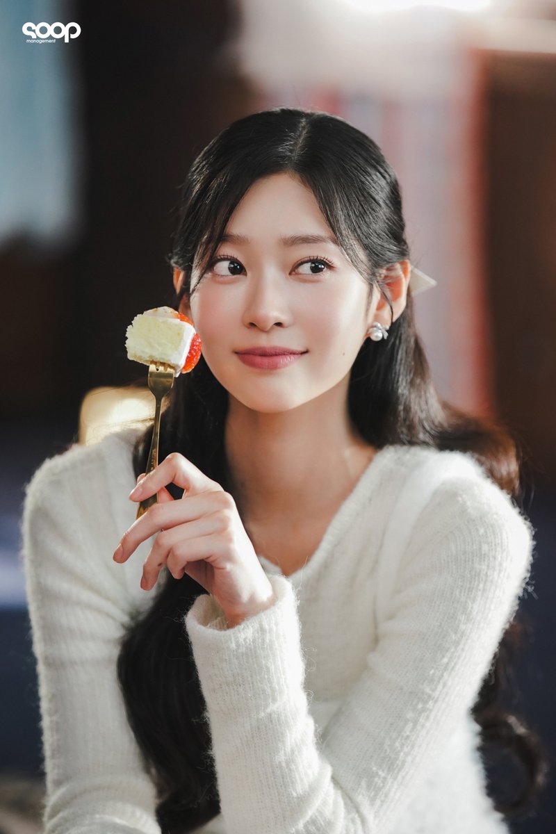 soop_ent's tweet image. 달콤주의보🚨
민주 배우 달콤함에 풍덩~ 빠져버릴 비하인드가 왔슨 ( ‘-‘🫶🏻)

#광고 #김민주 #kimminju #파리바게뜨 #베리밤 #parisbaguette  #매니지먼트숲 #managementsoop