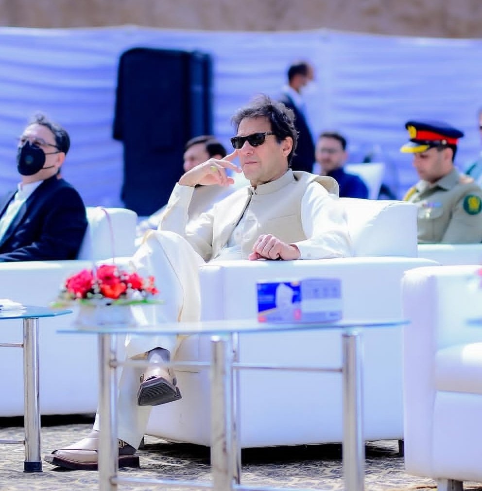 javeria_ejaz_'s tweet image. ہاتھی گھوڑے توپ تلواریں فوج تو تیری ساری ہے پر 
زنجیروں میں جکڑا راجہ میرا اب بھی سب پر بھاری ہے 🖤🫀