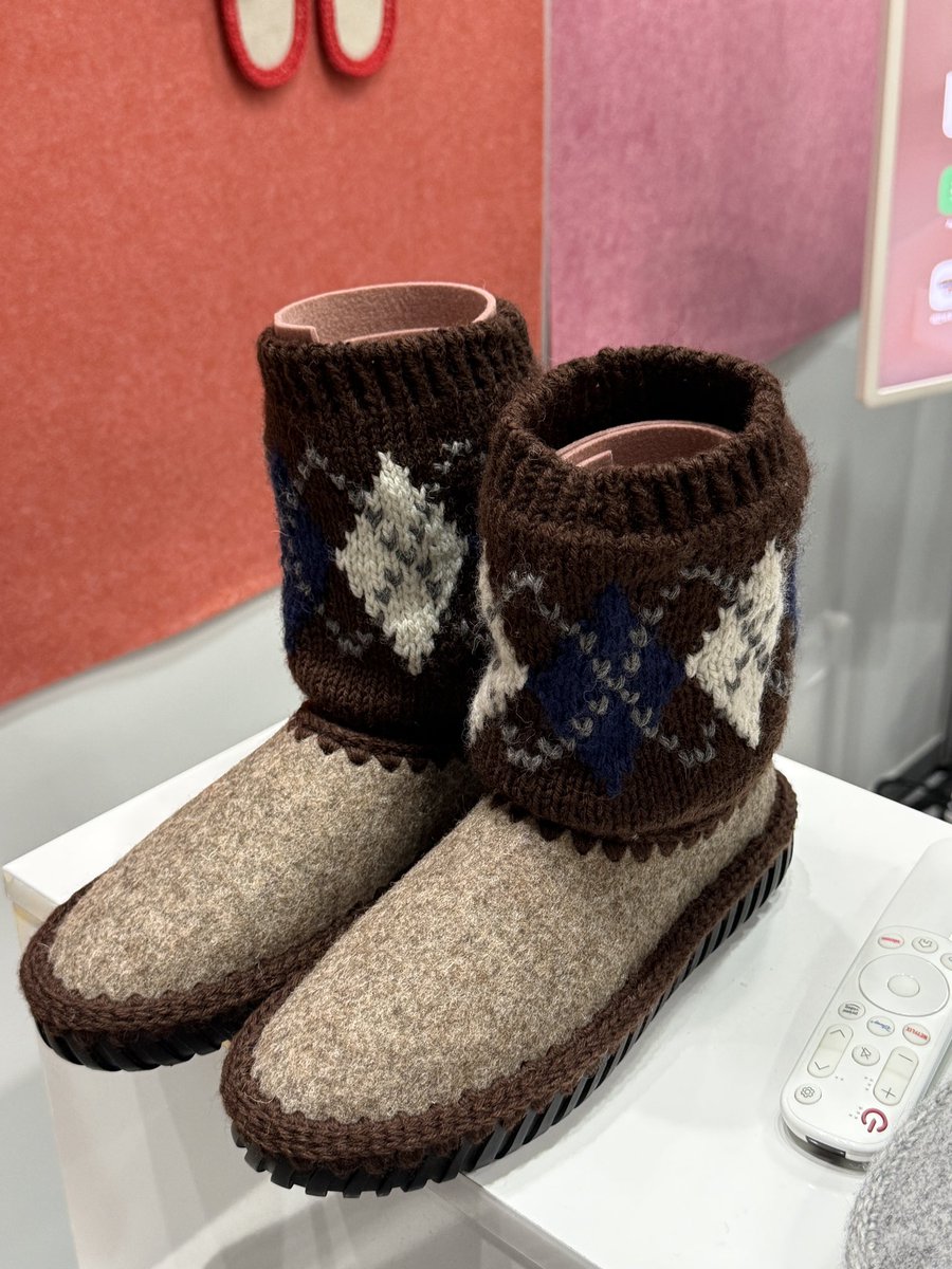 핸메페 왔는데 코로로 라는 부스에서 diy 부츠 키트를 파는게 아니겠어요... 집에 실 많으면 단화 키트 구매해서 부츠로 만들 수 있다고 하셔서 차콜색으로 하나 구매했음💥너무 귀엽잖아..