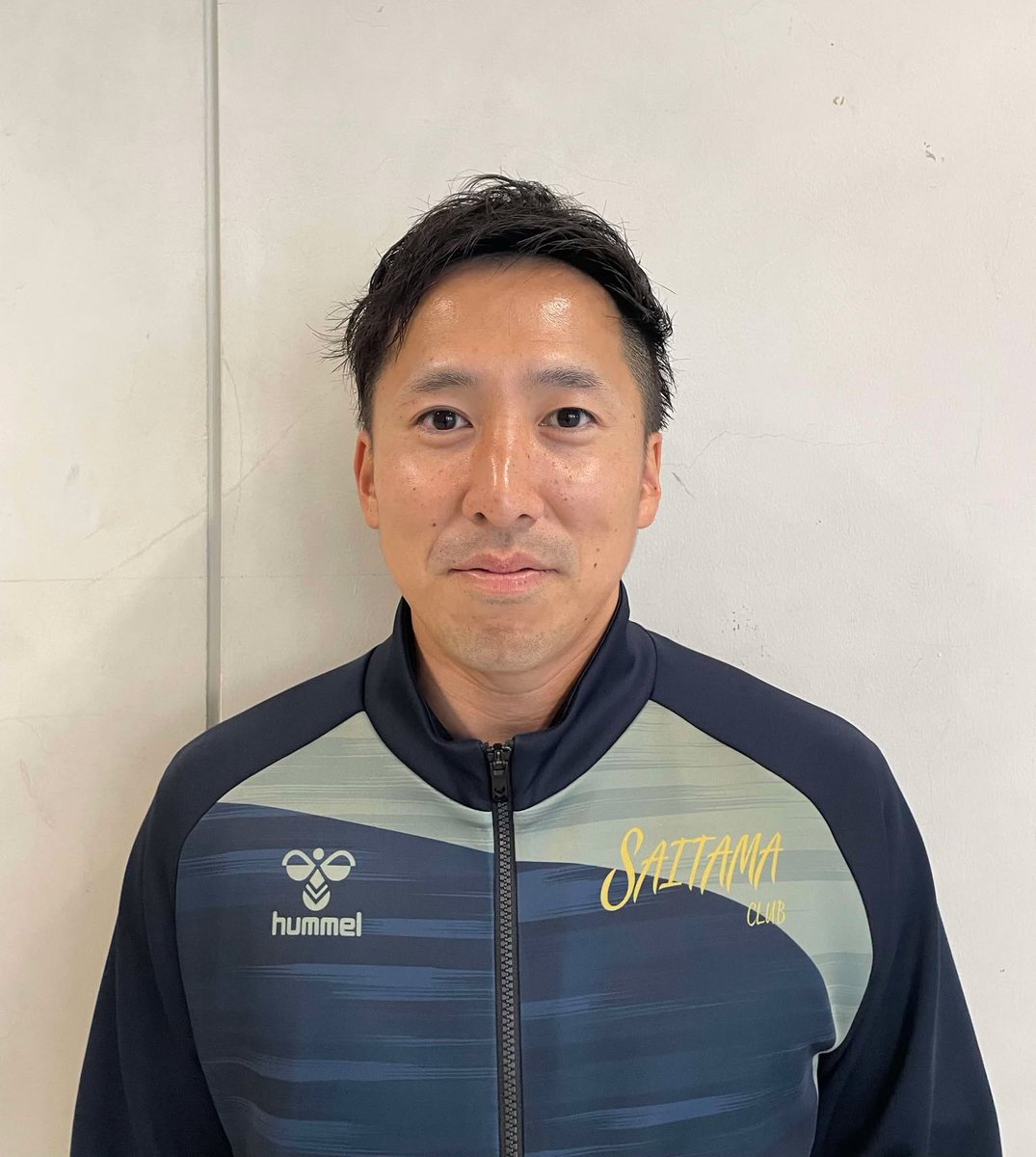 dougajidai's tweet photo. 【埼玉クラブ／8番／藤田翔平（ふじた・しょうへい）主将】

初出場の埼玉クラブのキャプテン。

「日本一のチームと試合ができる。サイドシュートと身体を張ってルーズボールを奪いにいきたいです」

「60分間戦い続けます！」

写真で着用しているジャージは、今大会のために新調されたという。

【豊田合成 42-29 埼玉クラブ】
※会場／マエダハウジング東区スポーツセンター
※スローオフ／12月18日（木）12時00分
※実況／杉田颯
※解説／真鍋亮さん
※配信責任者／大友ケビン昌也
※ディレクター／梅田翔太
※カメラマン／佐伯佐助
https://t.co/alvoZbi3i5

（取材・撮影／実況の杉田颯）