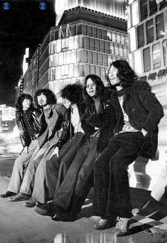 今日は青ちゃんの命日

ちなみに、
映画「ストリート・キングダム」の冒頭に
『毎日新聞1970年元日版』に載った
青ちゃんたちの写真が登場するが、
撮影者はガリバー（安土修正氏）で、
５人のセンターが青ちゃん、
隣りがケンゴさん。
まだ、『スピード』は存在しない。

youtu.be/qENau0BIn9Q