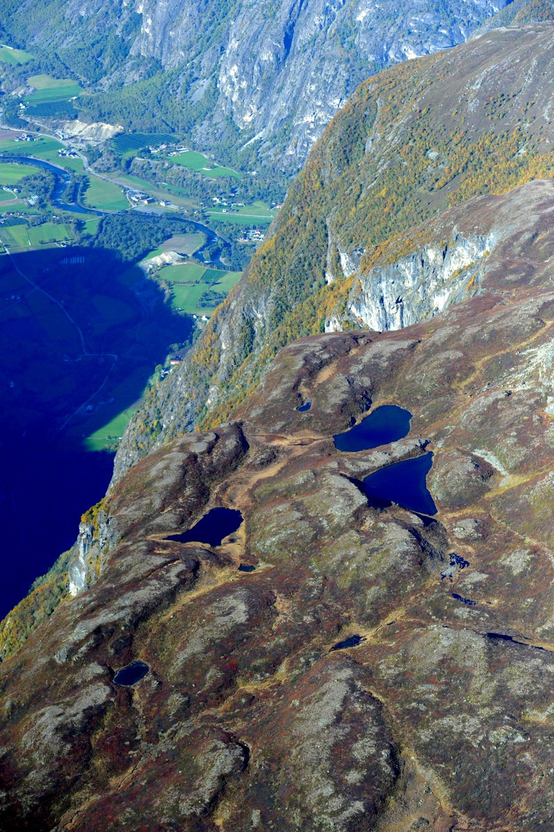 lassetur_n's tweet image. Nature, Lærdal, Norway.
Autumn in the mountains above, while summer still lingers in the valley below.
Sunlight and shadow divide the landscape, marking the change of seasons in a single frame.
An image about height, time, and transition.

 50608674
#Nature #Laerdal #Norway