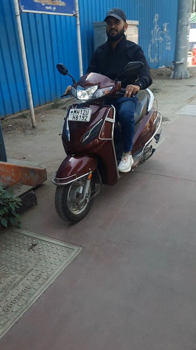 OmkarLale's tweet photo. @PuneCityTraffic @VahanScore 
Driving on footpath 

Location: pedestrian overpass at Mrutyunjayeshwar Mandir, Kothrud 

MH12UH8192 https://t.co/dIPFYv6svo