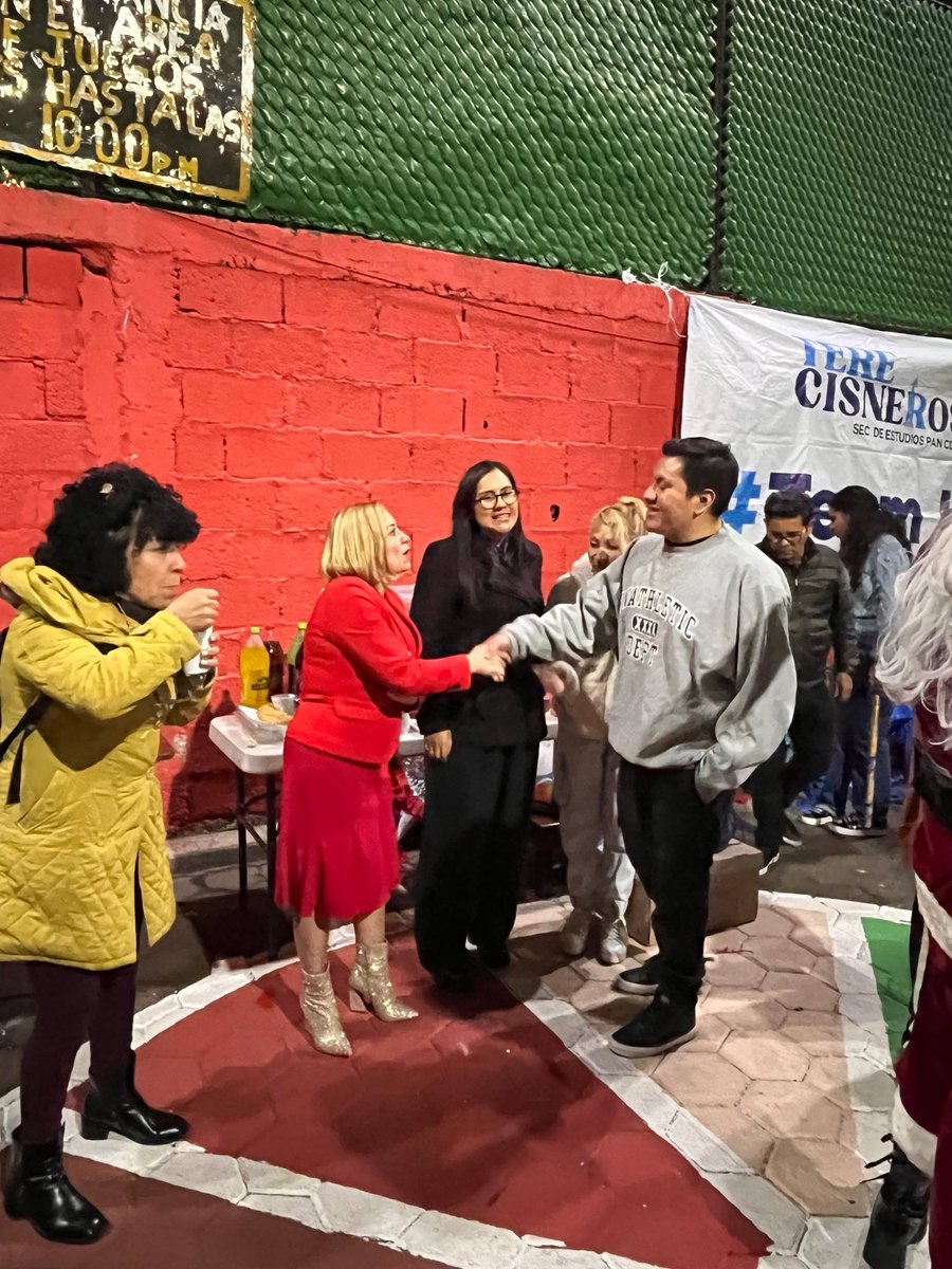 oligarza3's tweet photo. Que viva la alegría de las posadas y nuestras tradiciones ✨🪅
Gracias @TeRe_Cisneros y @Shalmii por abrir este espacio de convivencia con las y los vecinos en Iztapalapa. 🤗🎄 https://t.co/b0ITqXtwLU