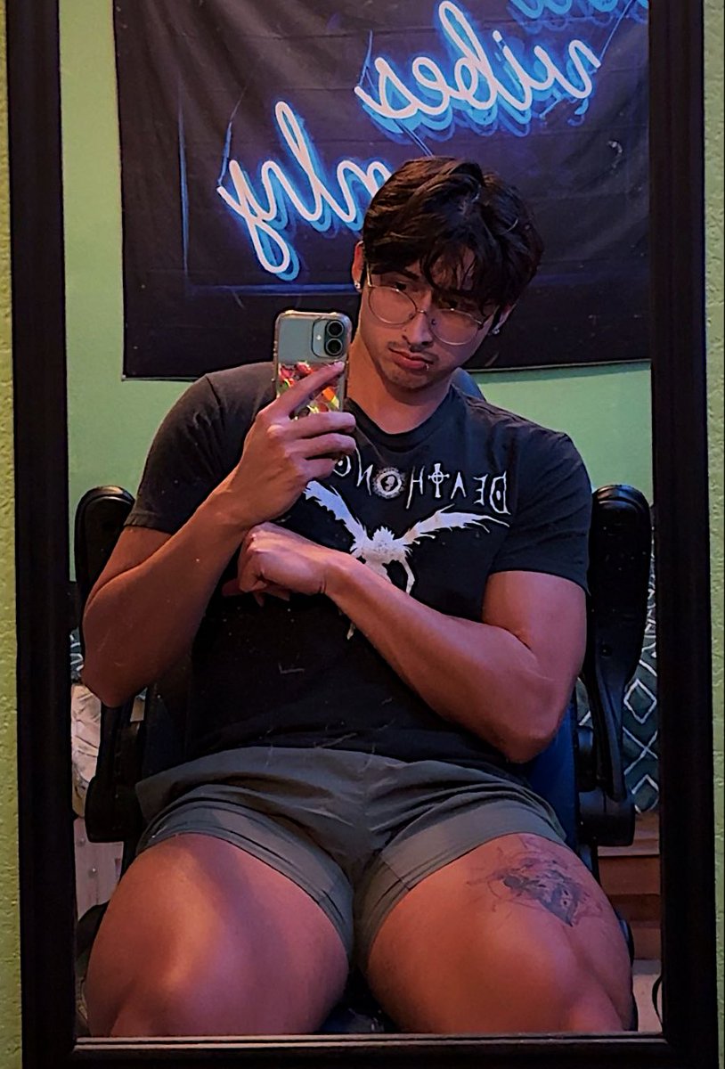 Sharkbait7098's tweet photo. leg day took me out :) https://t.co/ERq4mttVnA