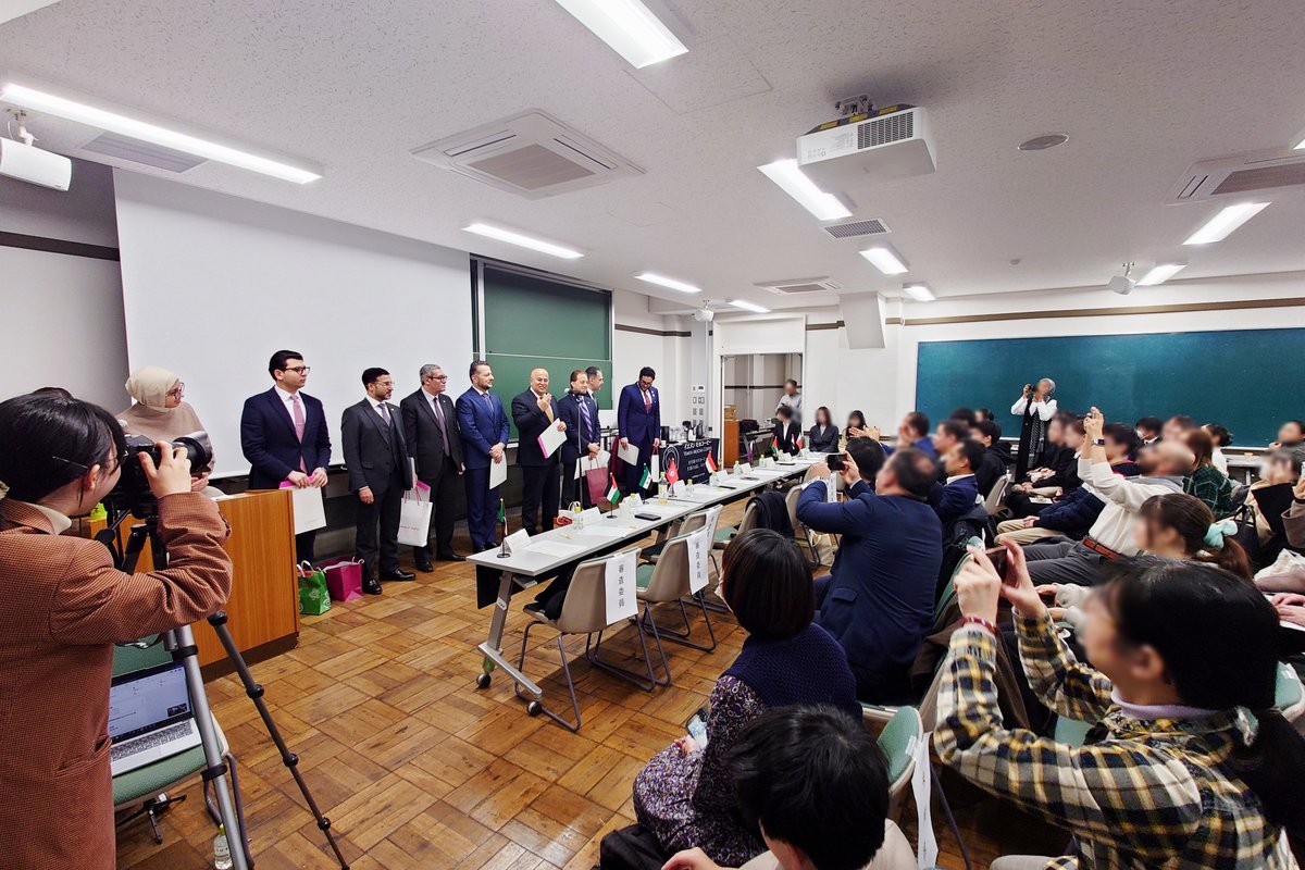 UTCMES's tweet image. 12月13日に駒場1号館で開催された「アラビア語朗読コンテスト」では、学内外のアラビア語学習者が集い、日頃の学習の成果を披露しました🏅