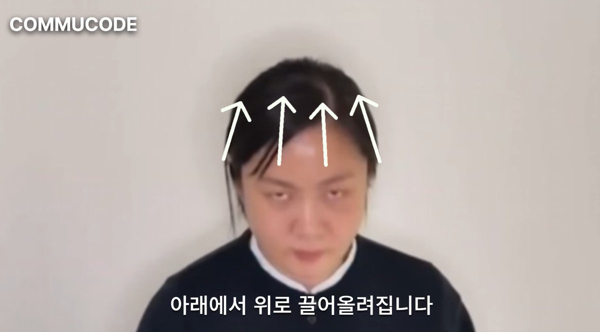 imbcenews's tweet image. 박나래, 해명 영상 속 독기 품은 표정 알고보니 [소셜in] 
#박나래 #ParkNaRae #해명영상 #독기 #표정분석 
#스피치분석가 #박사랑의커뮤코드 #유튜브 #iMBC연예 

영상에서 "인사를 마치고 고개를 들며 시선이 올라오는 이 순간이 가장 중요한 '전환 순간'"이라고 강조했다. "형식적 인사가 끝나고…