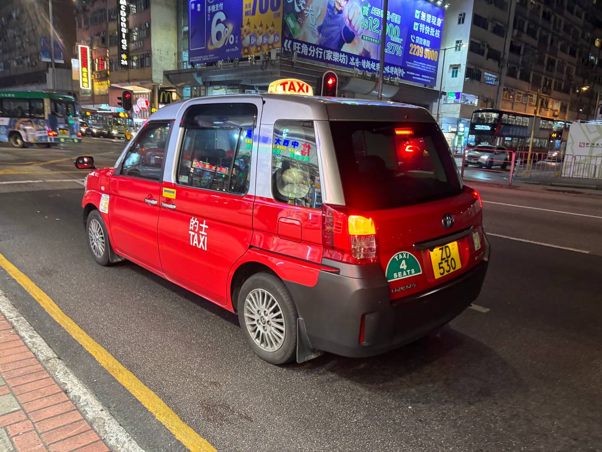 GaiWep3's tweet photo. 赶在收费前，赴港开户实录 🇭🇰

据说香港汇丰银行将于 2026 年 1 月 1 日起 开卡收取账户管理费。
趁今天有空，果断订票，直接出发香港。
这次行程目标很明确：
👉 开通 汇丰银行（HSBC） + 众安银行（ZA Bank）

过海关后直接坐地铁到 红磡，入住提前订好的 链上酒店，放好行李就开始开户流程。
汇丰这边并不顺利——
我自己尝试了 2 次开卡都失败。
不再硬扛，立刻打电话给 汇丰银行客服，在客服全程一对一指导下整整 1 个小时，一步一步操作，
✅ 最终成功开通汇丰账户。

众安银行相对简单很多：

需要 一张国内银行卡进行短信验证
提交后显示 5 个工作日内审核
整体感受：
汇丰：流程严谨，但客服非常关键

众安：线上友好，门槛低，效率高

这趟香港，值了。