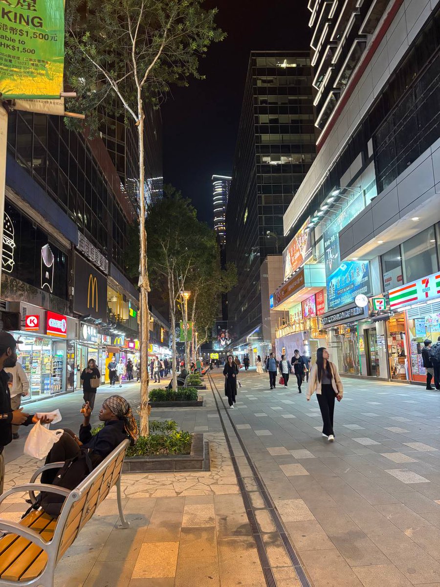 GaiWep3's tweet photo. 赶在收费前，赴港开户实录 🇭🇰

据说香港汇丰银行将于 2026 年 1 月 1 日起 开卡收取账户管理费。
趁今天有空，果断订票，直接出发香港。
这次行程目标很明确：
👉 开通 汇丰银行（HSBC） + 众安银行（ZA Bank）

过海关后直接坐地铁到 红磡，入住提前订好的 链上酒店，放好行李就开始开户流程。
汇丰这边并不顺利——
我自己尝试了 2 次开卡都失败。
不再硬扛，立刻打电话给 汇丰银行客服，在客服全程一对一指导下整整 1 个小时，一步一步操作，
✅ 最终成功开通汇丰账户。

众安银行相对简单很多：

需要 一张国内银行卡进行短信验证
提交后显示 5 个工作日内审核
整体感受：
汇丰：流程严谨，但客服非常关键

众安：线上友好，门槛低，效率高

这趟香港，值了。