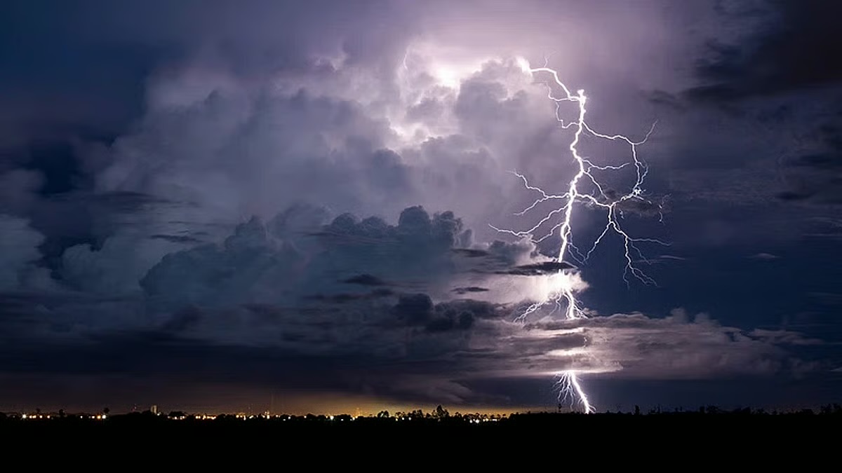 الأرصاد: أمطار رعدية غزيرة ورياح نشطة على عدة مناطق. أمطار رعدية متوسطة إلى غزيرة مع زخات برد ورياح نشطة على الشرقية، الرياض، والقصيم. تدنٍ في مدى الرؤية الأفقية بسبب الرياح والأمطار. أمطار خفيفة إلى متوسطة على الحدود الشمالية، الجوف، حائل، وجنوب غرب المملكة. فرصة لتكوّن الضباب في بعض المناطق المتأثرة. تنبيه لتوخي الحيطة والحذر خاصة على الطرق المفتوحة 