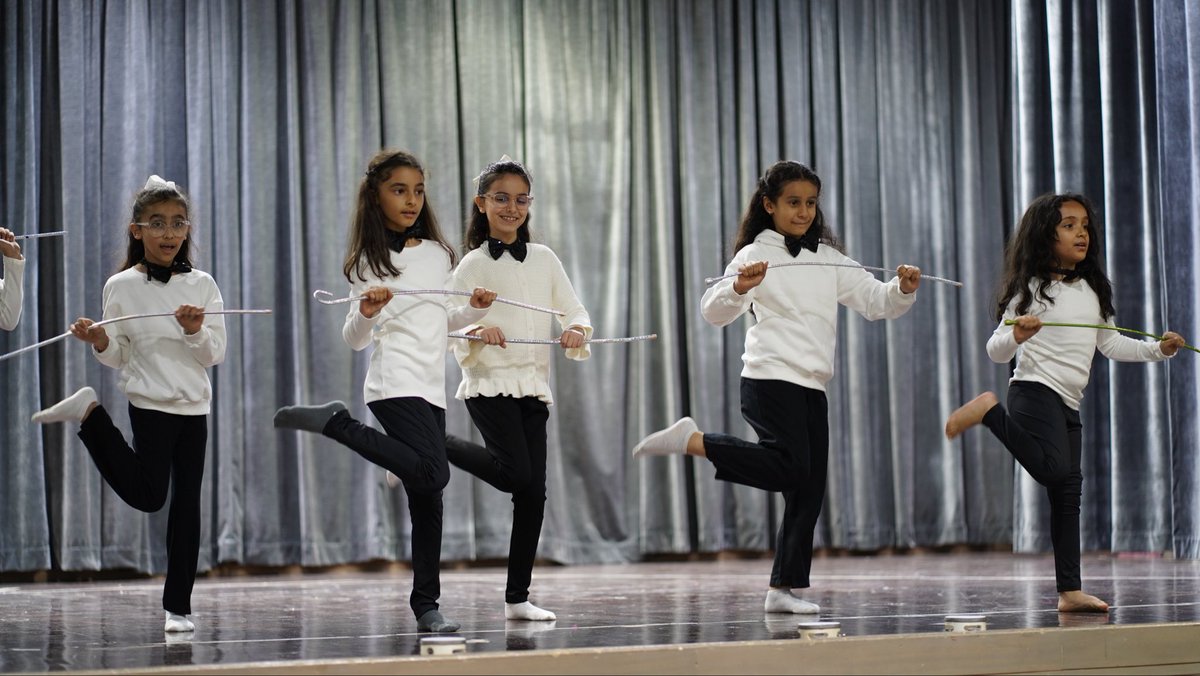 احتفل طلاب الصف الثالث والرابع بوحدة من نحن من خلال التعرّف على شخصيات مشهورة أحدثت تأثيرًا مهمًا في العالم 🌍. ارتدى الطلاب أزياء شخصيات ملهمة وشاركوا تعلمهم عبر عروض تقديمية ومشاهد تمثيلية .

كان الاحتفال عرضًا رائعًا وفهمًا للطلاب لكيفية إحداث الأفراد فرقًا في العالم