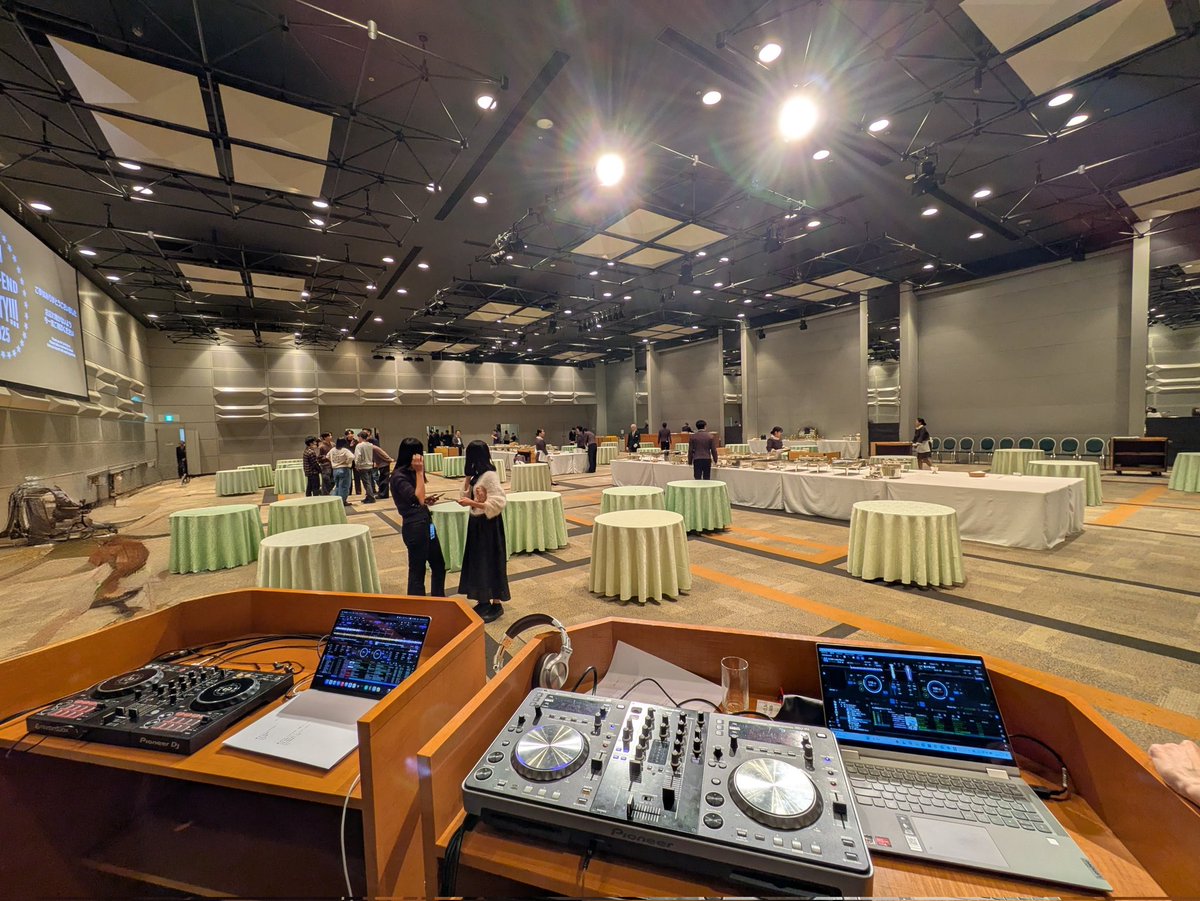 昨日の現場。入社１年目の新人君と一緒に忘年会DJ。
イースト21のカレー美味しいのに食べれなかったや。