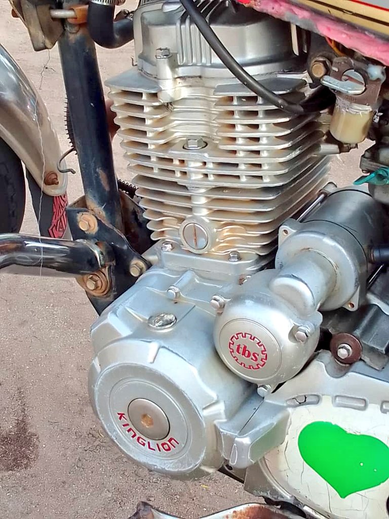 Eng_Matarra's tweet photo. PIKIPIKI USED INAUZWA 🔥🔥

AINA - KINGLION 150Cc.

REG" #CKX

▪️Cc. 150
▪️Gear Tano 
▪️Engine safi 
▪️Starter Inapiga 
▪️Full Documents ✅️ 

#BEI - Tshs. 1,300,000/= (Maongezi)

IPO DAR

CALL 📞 📲-0793022184
WHATSAPP-0719542184 https://t.co/52ADjc3bAG