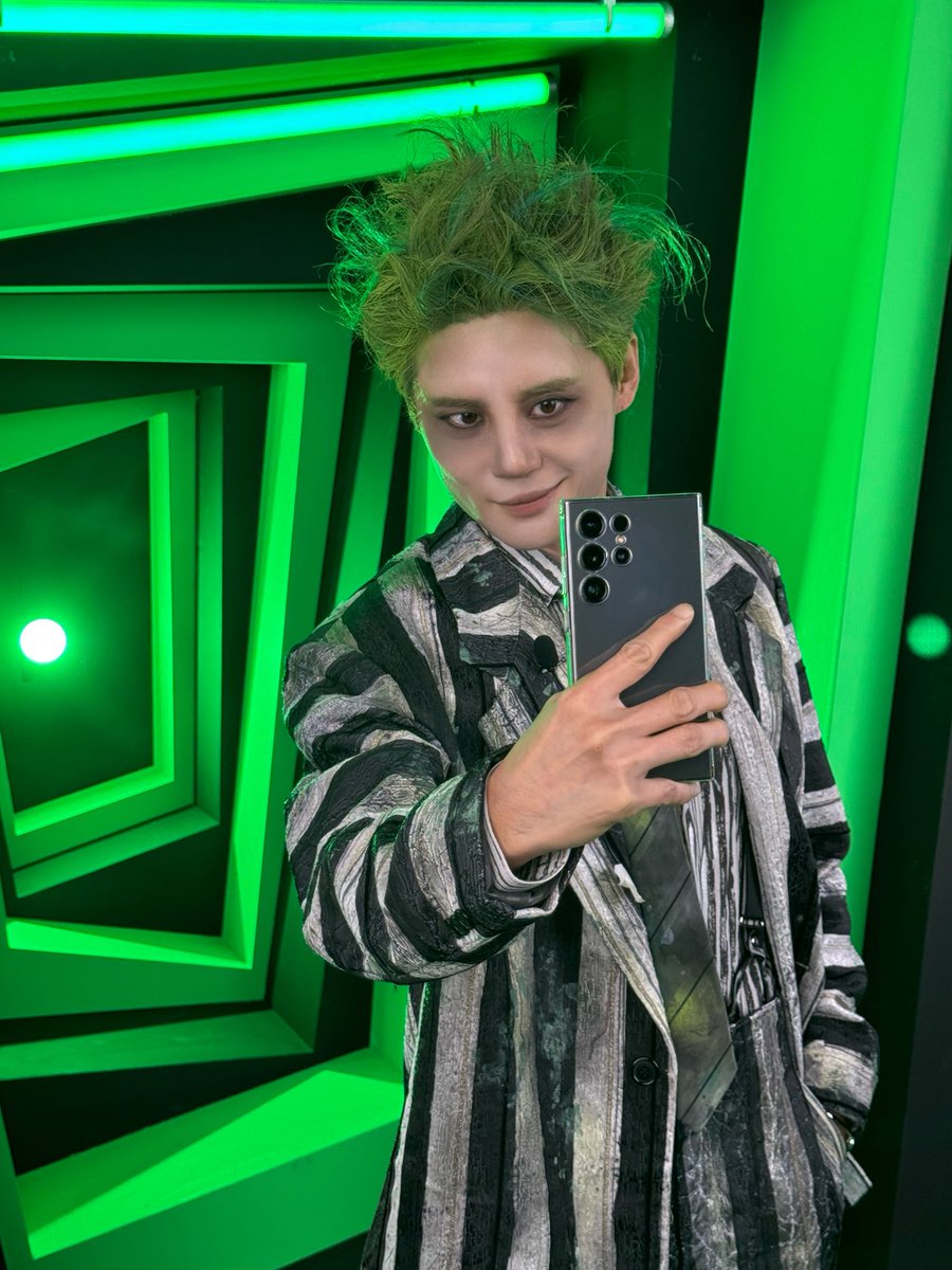 Junsu_PALMTREE's tweet image. 오늘 오후 7시 30분 🕢

#김준수 의 뮤지컬 #비틀쥬스    
프리뷰 첫 공연이 시작됩니다!

𝗛𝗜! 난 너의 저승 투어 가이드 #비틀쥰스 💚🖤
저승문 열렸으니 어서와라! 죽여주는 저세상으로👻

비틀쥬스 役 ㅣ #김준수 

MUSICAL BEETLE JUICE 
2025.12.16-2026.03.22
LG아트센터 서울

#김준수…