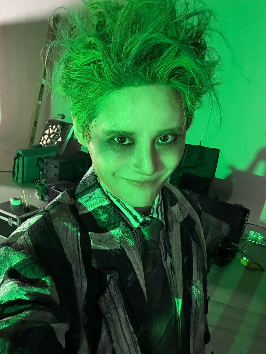 Junsu_PALMTREE's tweet image. 오늘 오후 7시 30분 🕢

#김준수 의 뮤지컬 #비틀쥬스    
프리뷰 첫 공연이 시작됩니다!

𝗛𝗜! 난 너의 저승 투어 가이드 #비틀쥰스 💚🖤
저승문 열렸으니 어서와라! 죽여주는 저세상으로👻

비틀쥬스 役 ㅣ #김준수 

MUSICAL BEETLE JUICE 
2025.12.16-2026.03.22
LG아트센터 서울

#김준수…