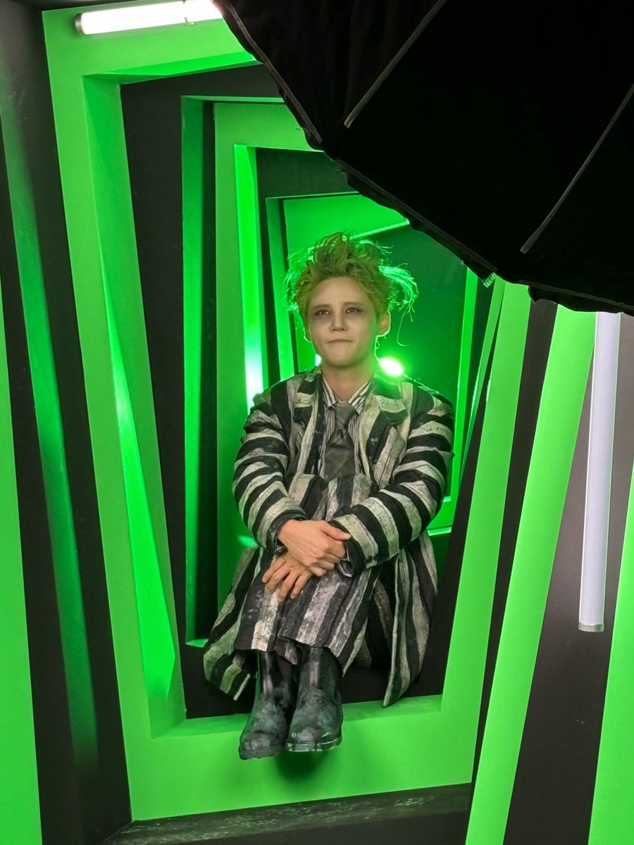 Junsu_PALMTREE's tweet image. 오늘 오후 7시 30분 🕢

#김준수 의 뮤지컬 #비틀쥬스    
프리뷰 첫 공연이 시작됩니다!

𝗛𝗜! 난 너의 저승 투어 가이드 #비틀쥰스 💚🖤
저승문 열렸으니 어서와라! 죽여주는 저세상으로👻

비틀쥬스 役 ㅣ #김준수 

MUSICAL BEETLE JUICE 
2025.12.16-2026.03.22
LG아트센터 서울

#김준수…