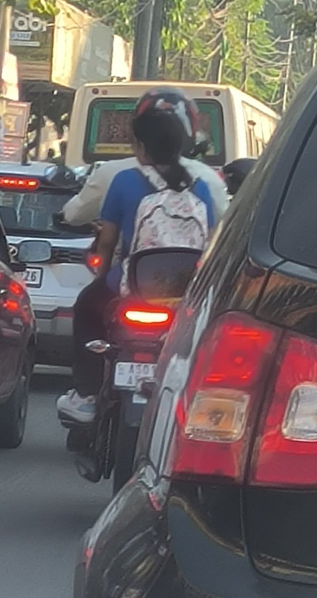 SIANG16's tweet image. Why isn't this father or caretaker concerned about this little girl who might b his daughter,sister or niece?Isn't her safety his concern?Why doesn't she have a helmet? 

My husband makes sure my son always wears a helmet,even if it is for a short distance! 
#safety #trafficrules