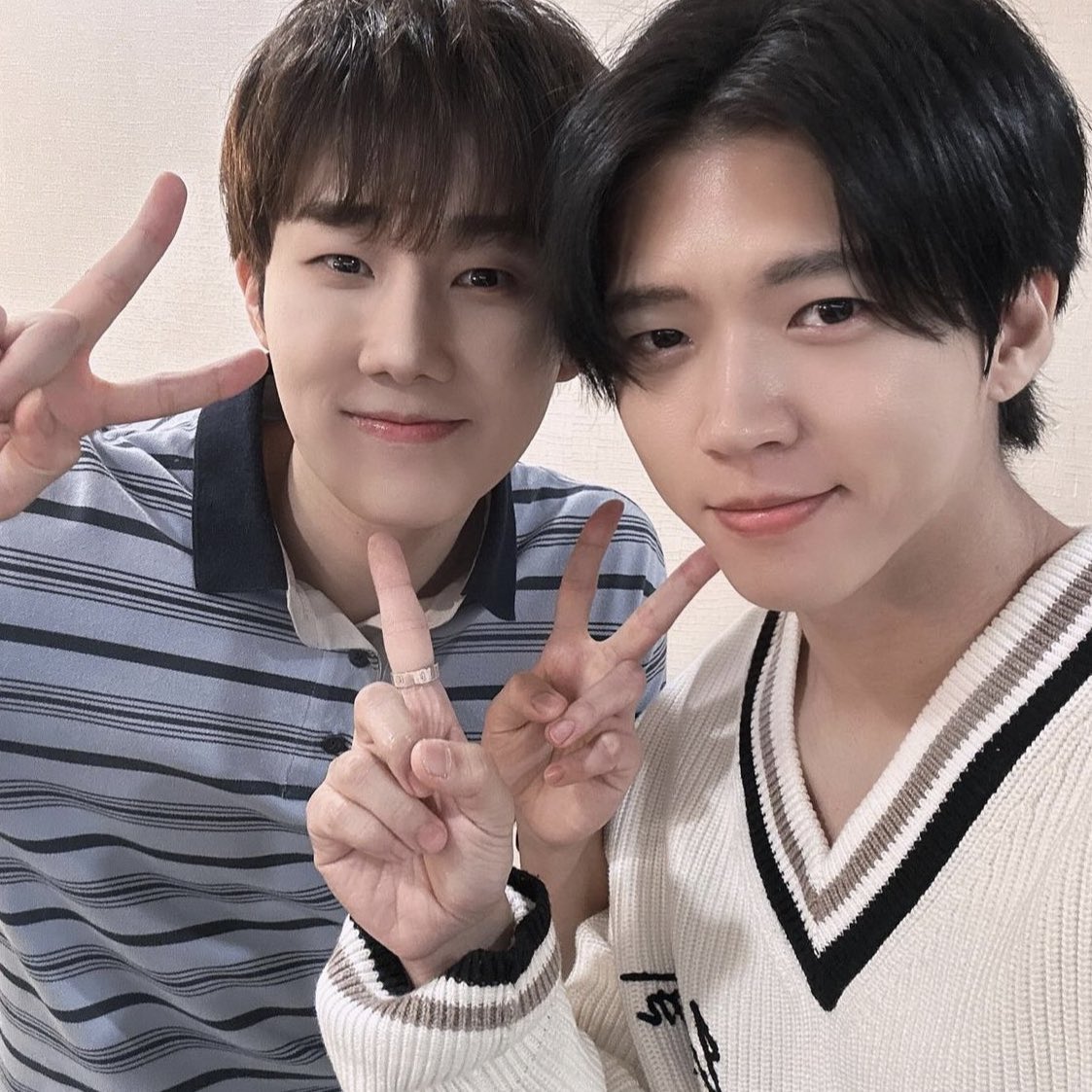 hawaii_31's tweet photo. 가끔씩 생일공통이 올 때가 있음 길 가다가 갑자기 그래서 
규떤남자는 왜 초대석 대신 1열을 줬을까 생각하면 마음 개힘들어짐 https://t.co/tISkIeIorF