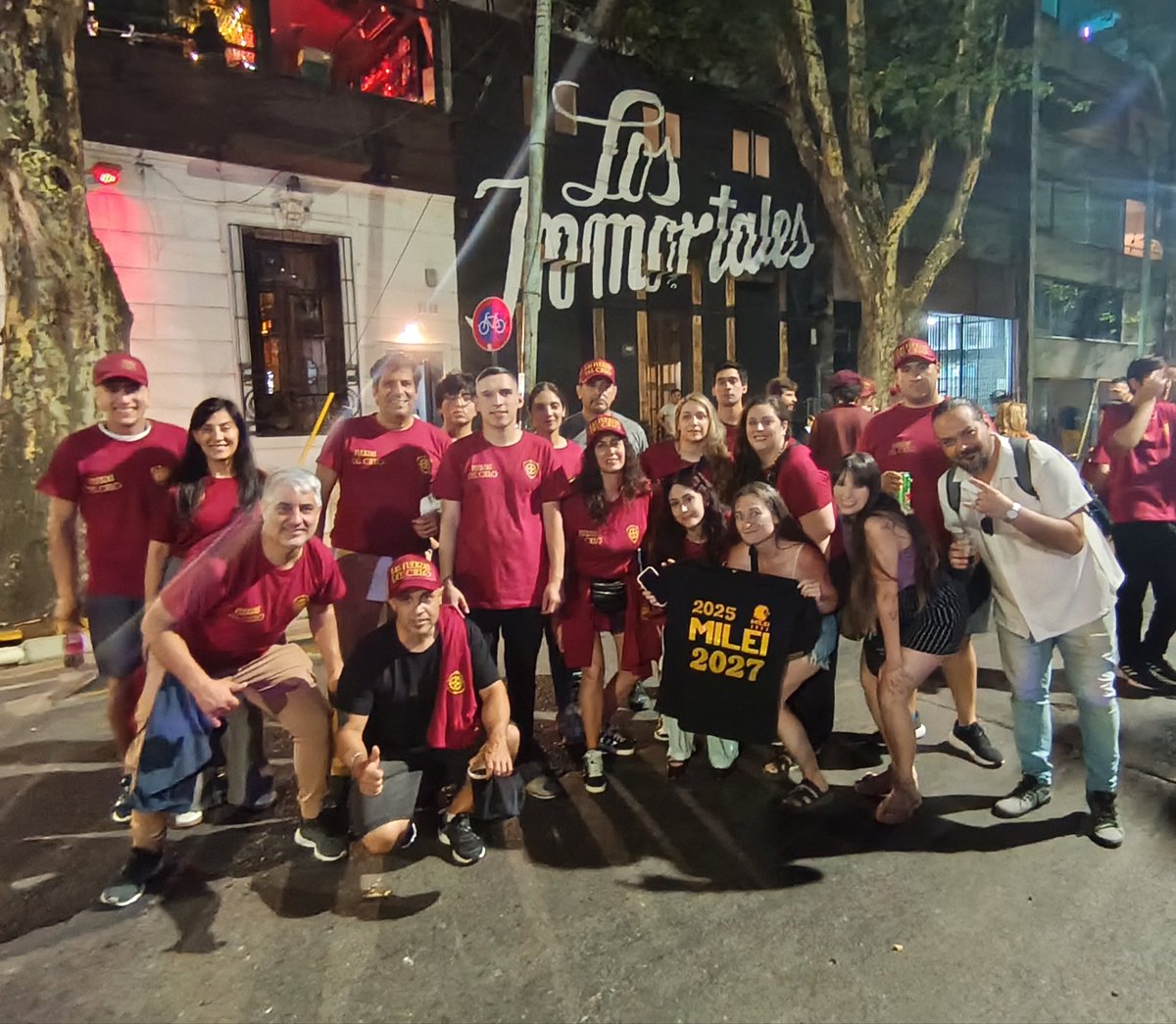 En carajo acompañando al presidente <a href="/JMilei/">Javier Milei</a>
En la última misa <a href="/carajostream/">Carajo</a> 
Con la gente de san Martin todos unos genios 
( la tatuada)