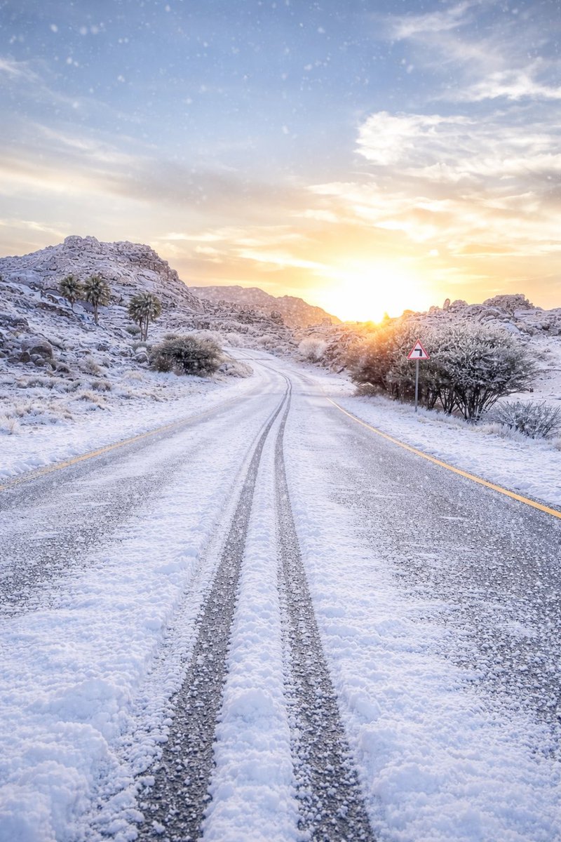 وازّينتْ حائلُ العذراء إذْ برزتْ
أخّـاذةً بـرداءِ الثّـلجِ والمـطرِ
#ثلوج_حائل