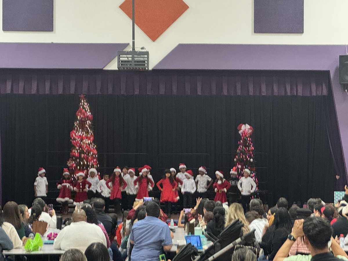 ESerna_PK8's tweet photo. OWLSOME Christmas performances by our 2nd graders!! Everyone was in a holiday spirit after this performance!! 🎅🏼 🦉 🎅🏼 #TeamSISD #GameOn #WEbeforeMEatMRE https://t.co/JtEb6S53nJ