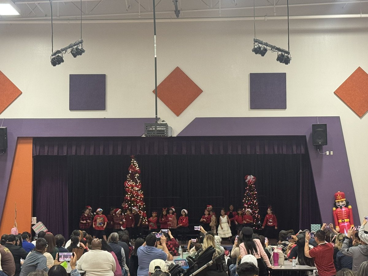 ESerna_PK8's tweet photo. OWLSOME Christmas performances by our 2nd graders!! Everyone was in a holiday spirit after this performance!! 🎅🏼 🦉 🎅🏼 #TeamSISD #GameOn #WEbeforeMEatMRE https://t.co/JtEb6S53nJ