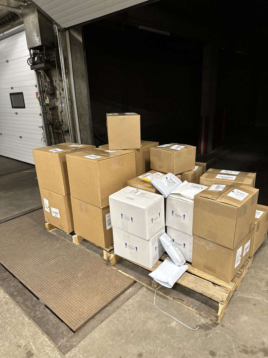overreact's tweet image. Our prepcenter process is simple:

This client buys inventory to our warehouse (Chicago &amp;amp; oregon tax free)

It gets prepped by us

It gets scooped by UPS/Fedex/USPS

This client get to FOCUS on sourcing full time for Q4. Never having to see a single box. Ever. 📦💨