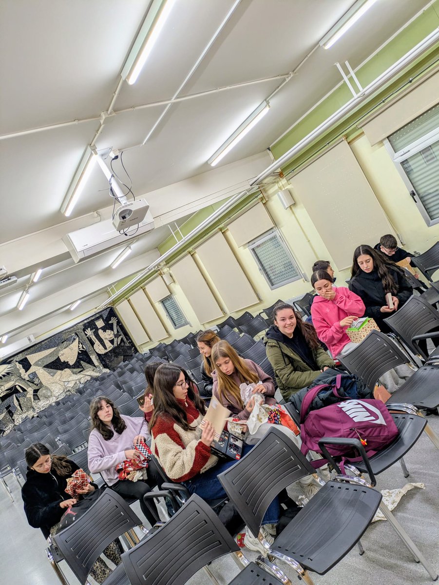 Intercambio de regalos navideños con los socios del proyecto Erasmus+ "Digtal Balance", de República Checa. Nuestro alumnado les  han enviado regalos elaborados por ellos mismos.

¡Muchas gracias por lo recibido!

#IesJoséLuisCastilloPuche #DigitalBalanceErasmus+