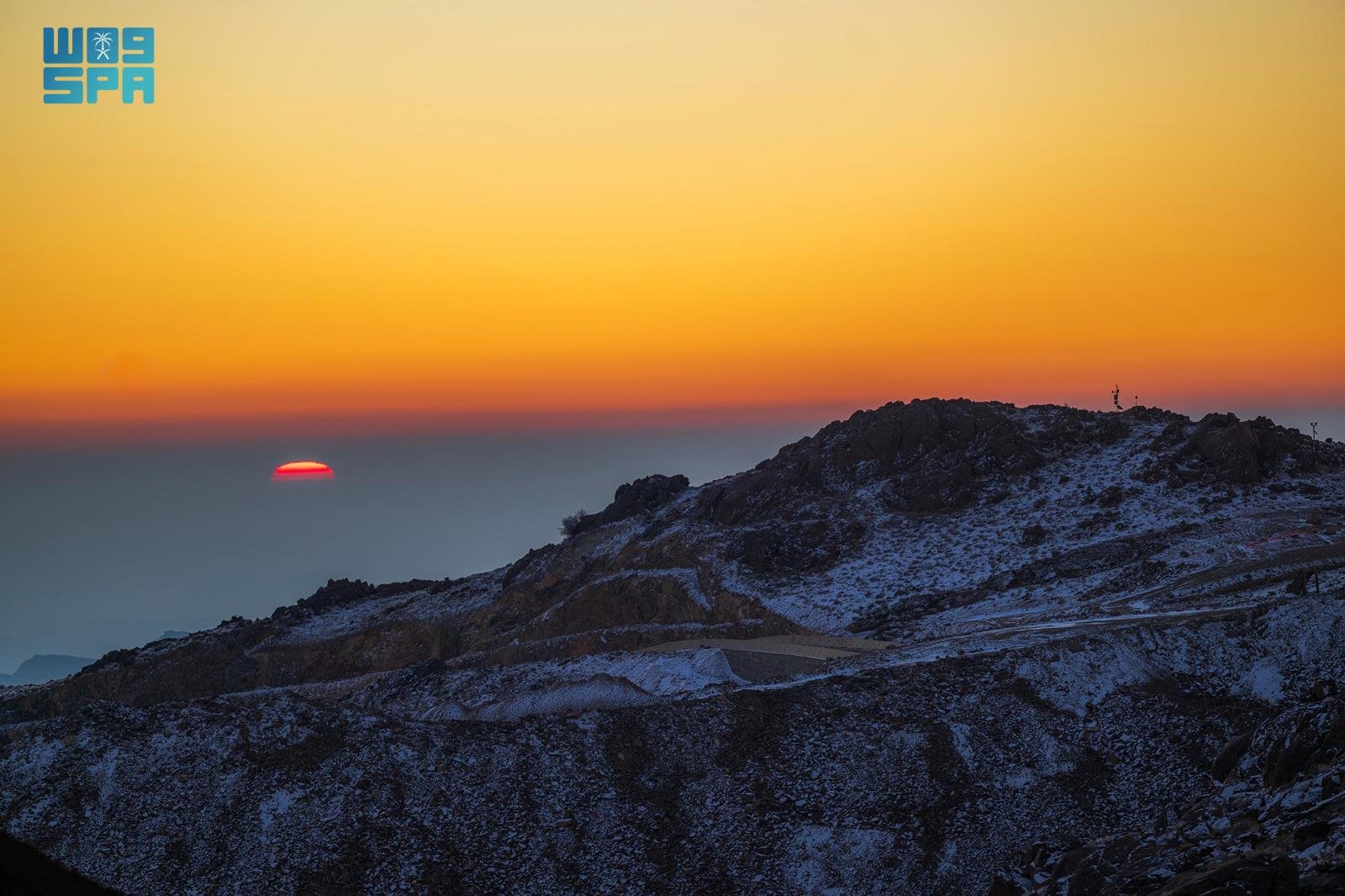 بالصور : شتاء نيوم يعلن حضوره من قمة جبال تروجينا 