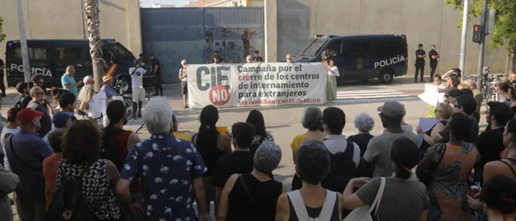 Vivienda digna, empadronamiento sin trabas y regularización administrativa son las tres reivindicaciones que articulan la manifestación convocada en València con motivo del Día Internacional de las Personas Migrantes
noticiasobreras.es/2025/12/valenc…
Hoy 18, 18:30h  
<a href="/noti_obreras/">Noticias Obreras #VenyloVerás</a> 
#CIEsNO