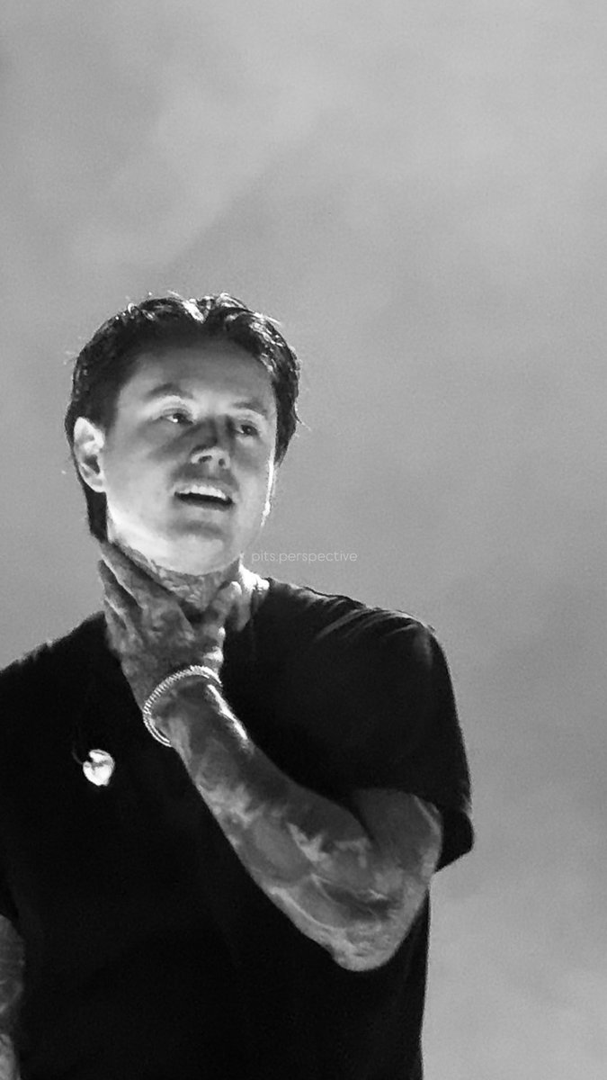 DJB___x's tweet photo. @Ryugujiku Reminds me of this photo I got at the end of the London show 🥹 https://t.co/SaW3ymKZPq