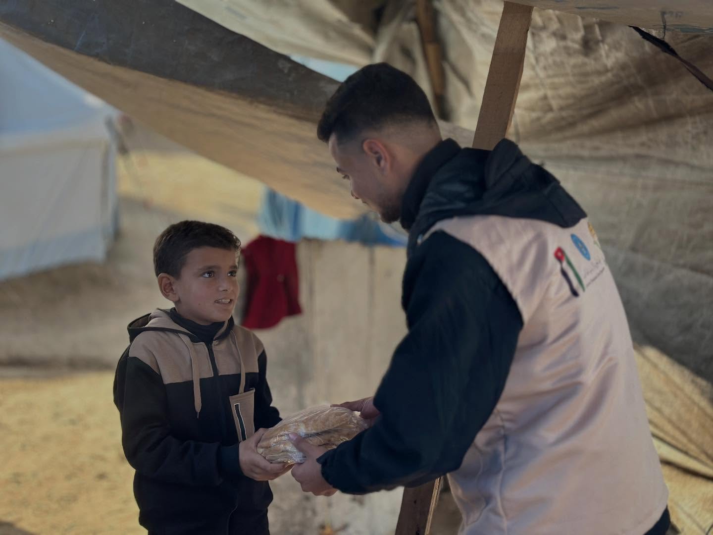 الخيرية الهاشمية تواصل تدخلاتها الإغاثية بتوزيع الخبز في غزة #الأردن 