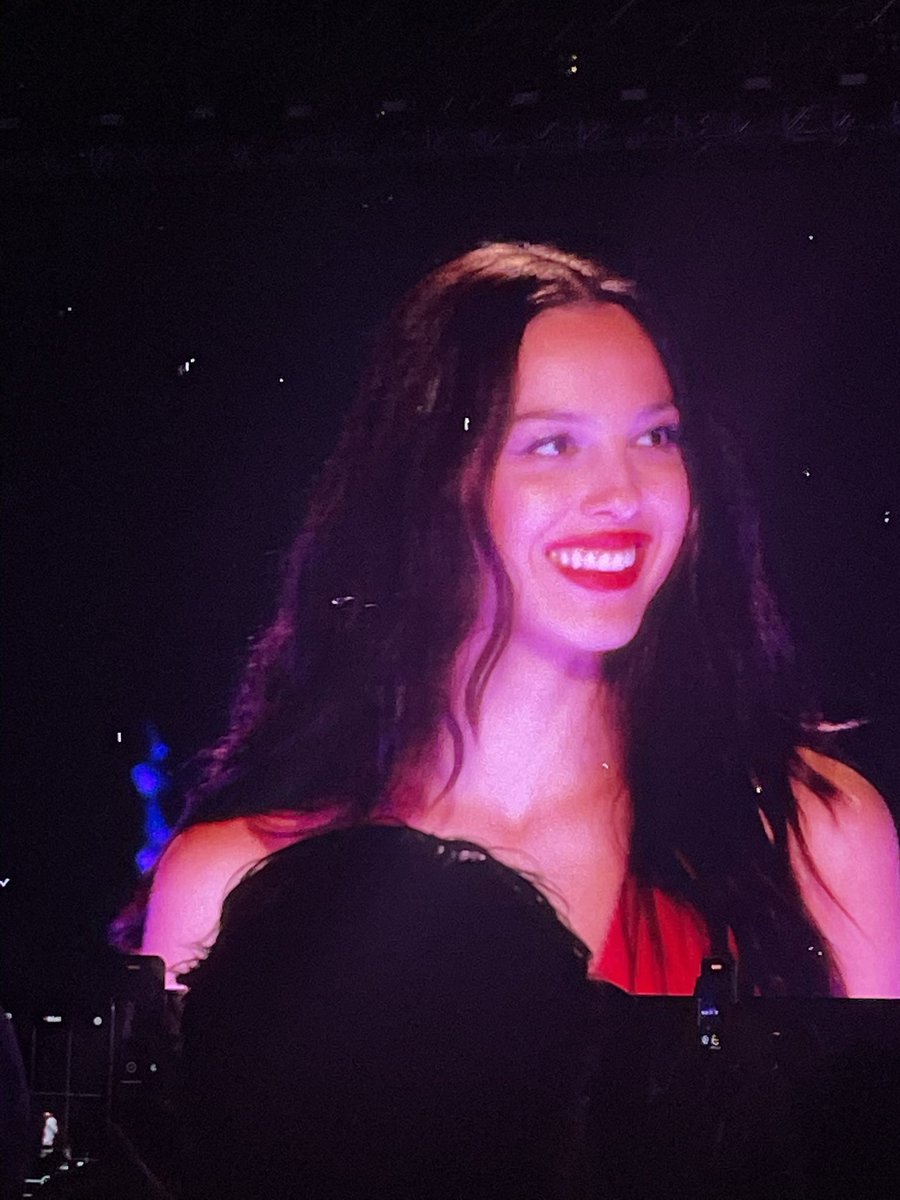 reginatgl's tweet photo. como sufri este año pero hey, vi a mis top 2 artistas en vivo, yo le llamo a eso un win https://t.co/A8rQutdmqp