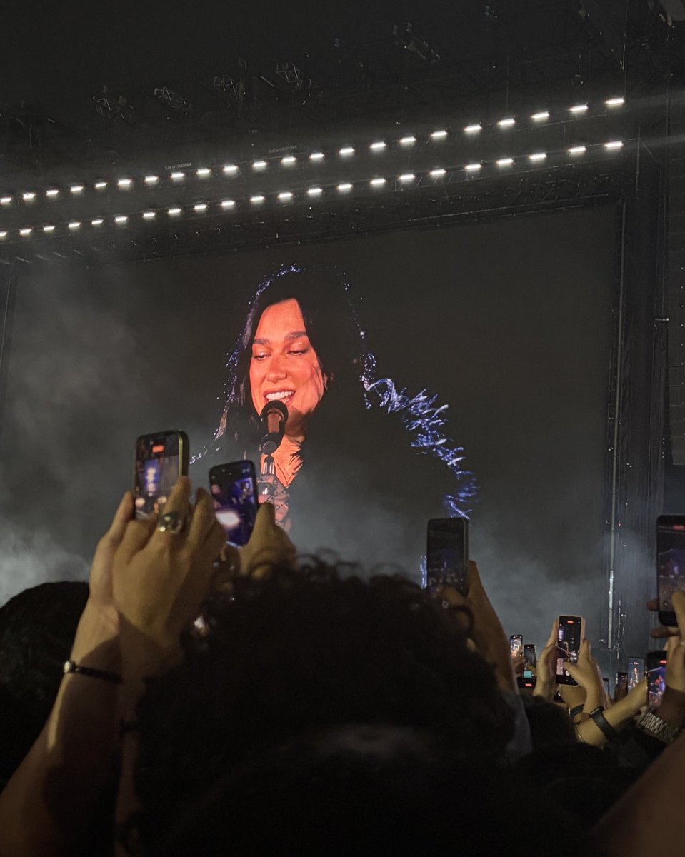 reginatgl's tweet photo. como sufri este año pero hey, vi a mis top 2 artistas en vivo, yo le llamo a eso un win https://t.co/A8rQutdmqp